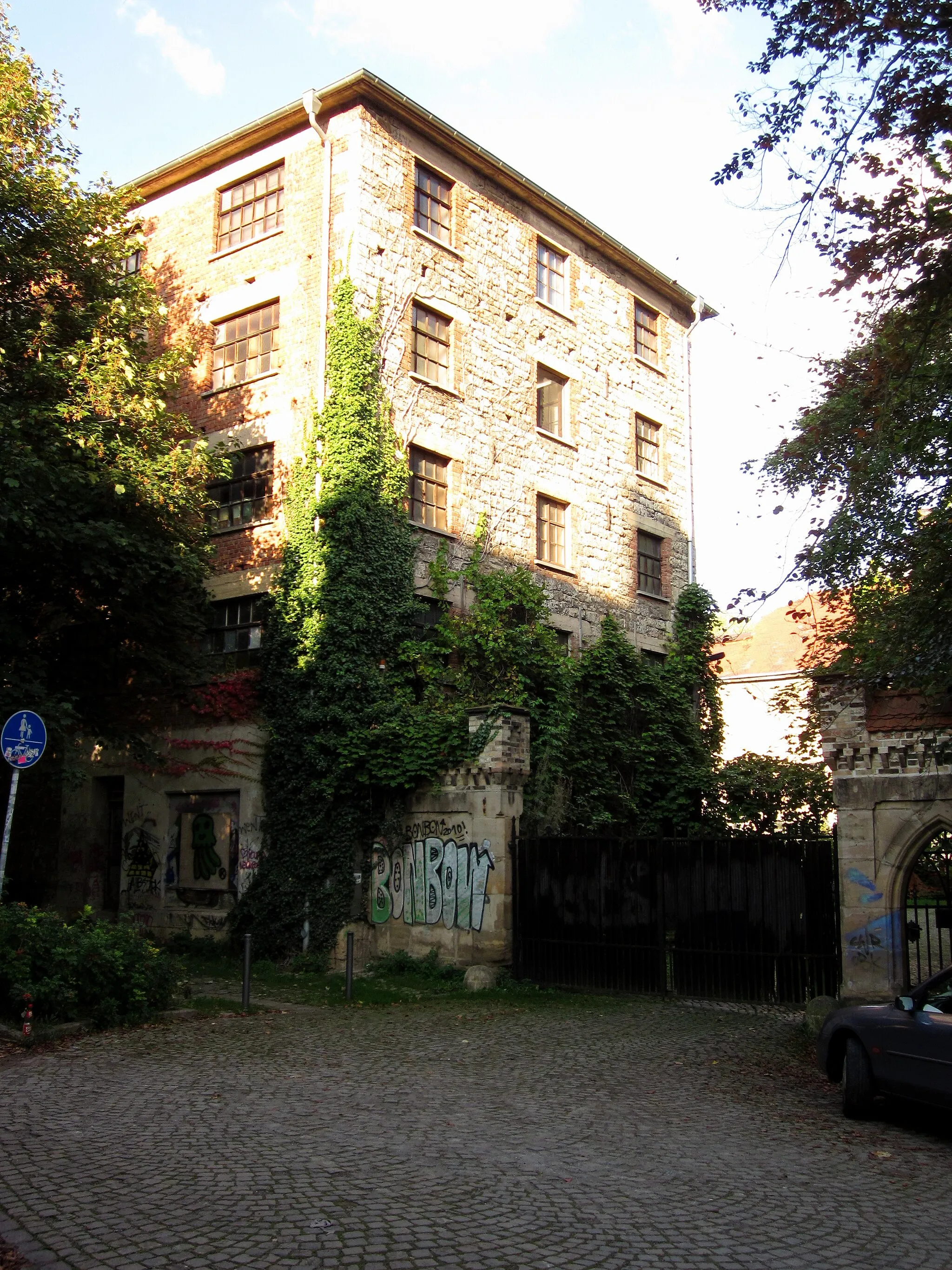 Photo showing: Denkmalensemble Altstadt, Karlsmühle, W-Flügel, umfangreicher Gebäudekomplex, leerstehend