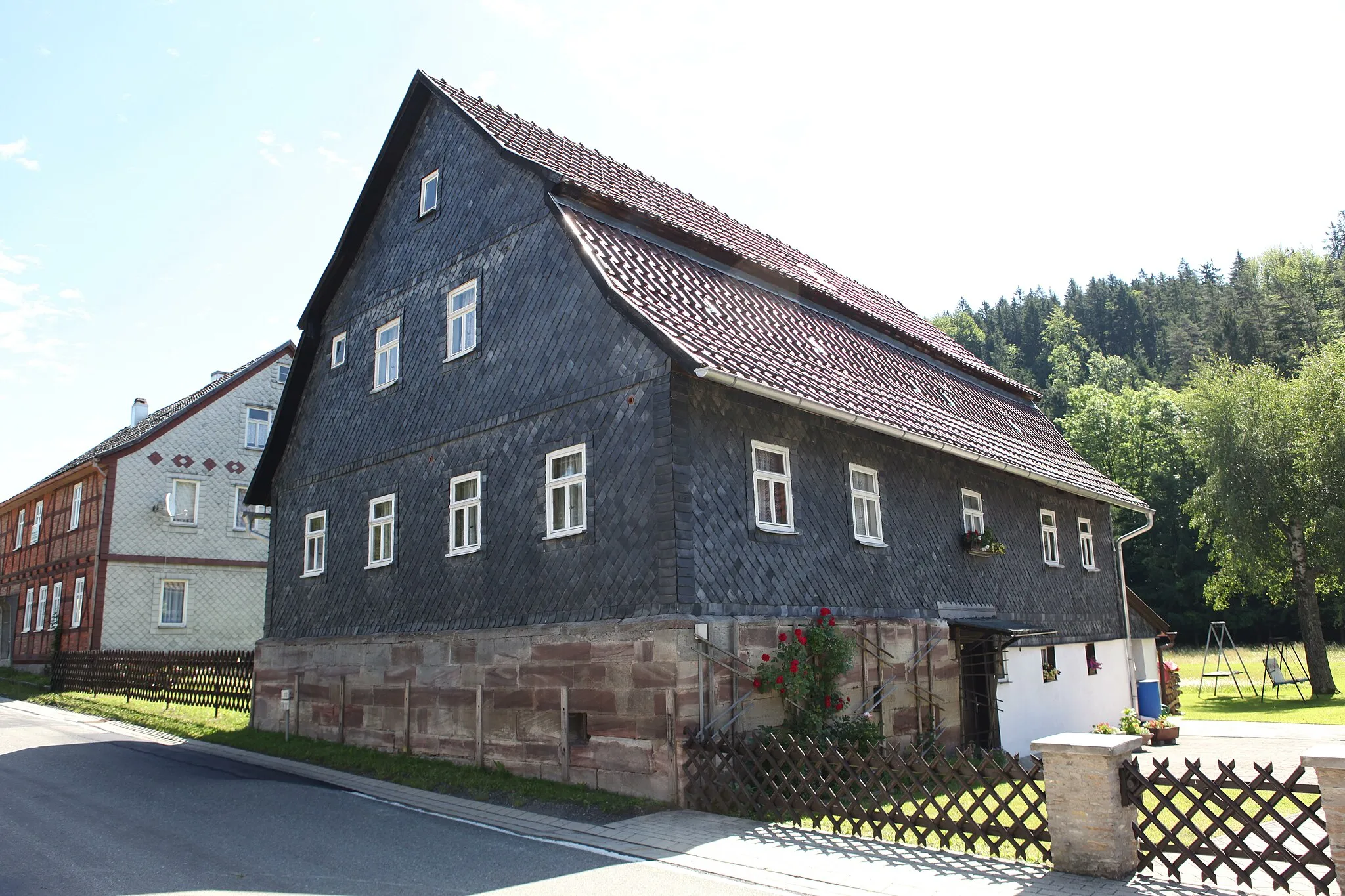 Photo showing: Wohnstallhaus, Bleßbergstraße 28 in Truckenthal, OT von Schalkau