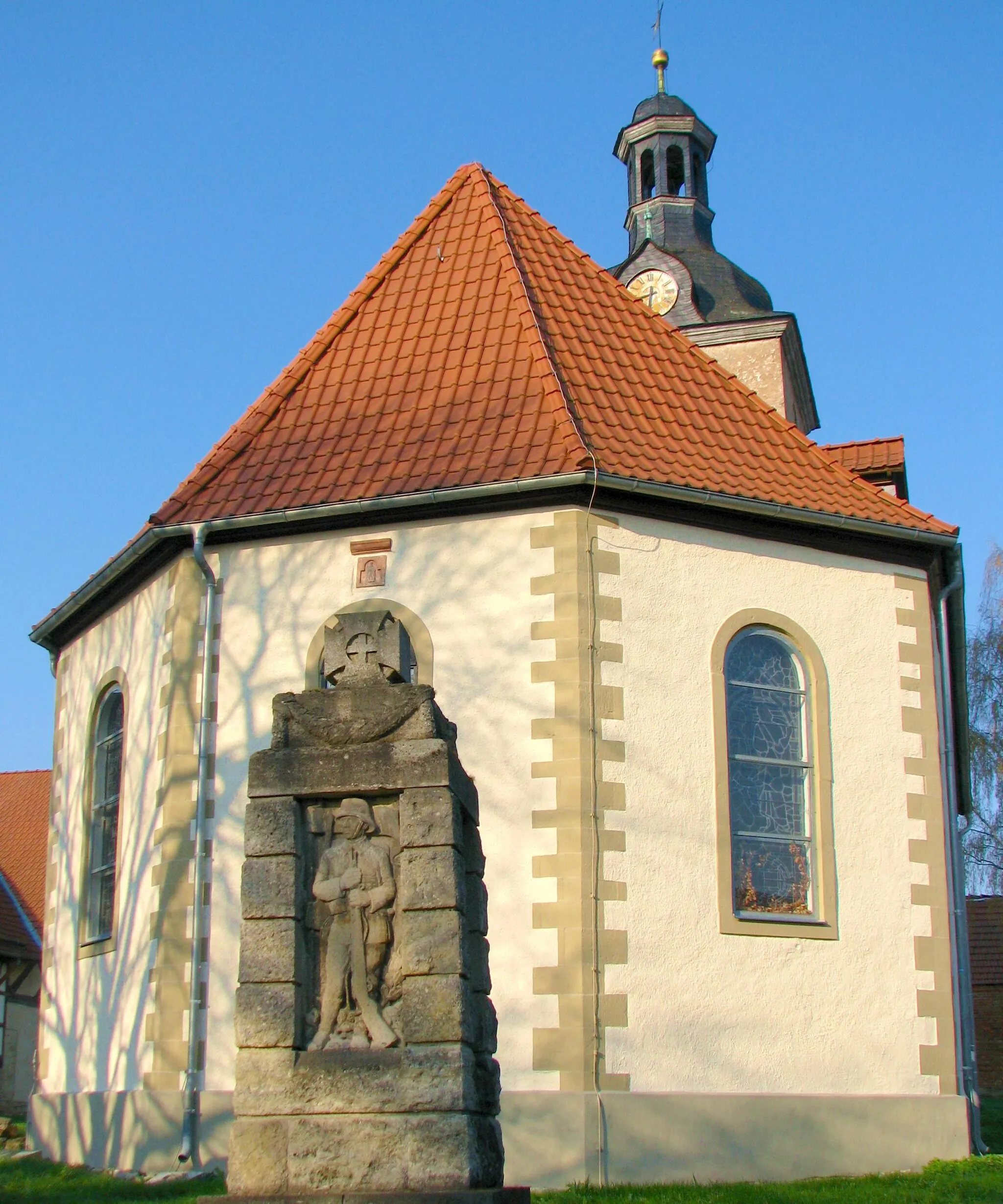 Photo showing: Kirche und Gefallenendenkmal in Rockensussra (Kyffhäuserkreis, Thüringen).