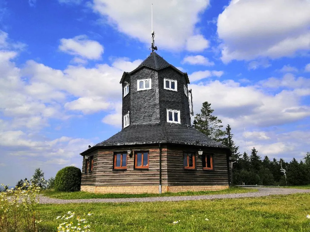 Photo showing: Gebäude auf dem Berggipfel mit Aussichtsfenstern. Guter Rundumblick über das Thüringer Oberland. (In der Nähe Bergbahn Lichtenhain, Fröbelturm)
Funkanlagen auf dem Turm.
Wurde als Gaststätte genutzt. 2021-07 kein Gaststättenbetrieb.

Aufnahme am Nachmittag.