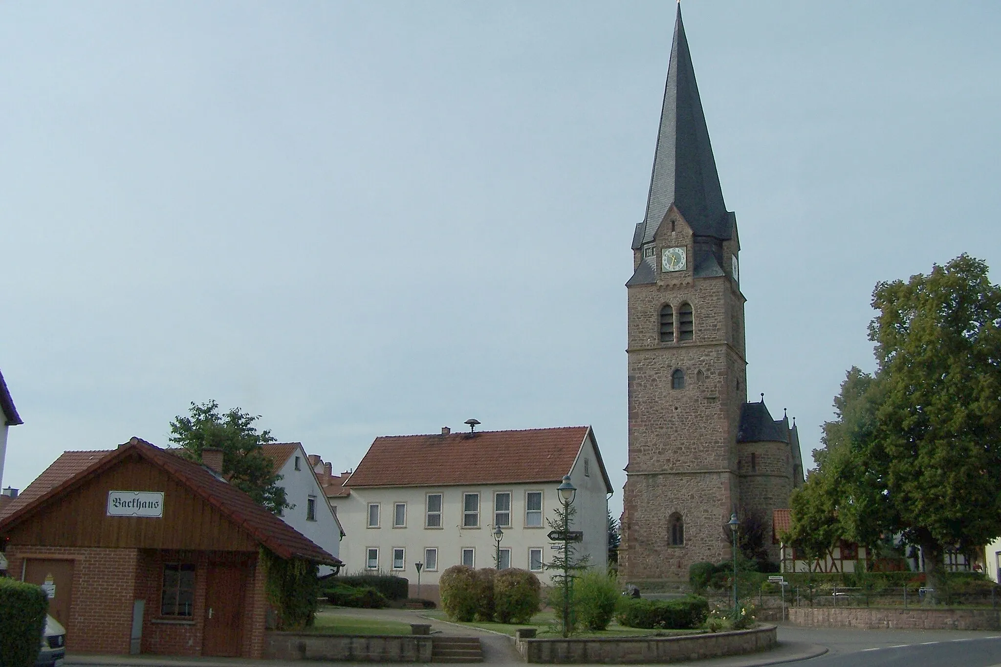 Photo showing: Die Ortsmitte von Motzlar mit Kirche, Gemeindeverwaltung, Backhaus und Anger.