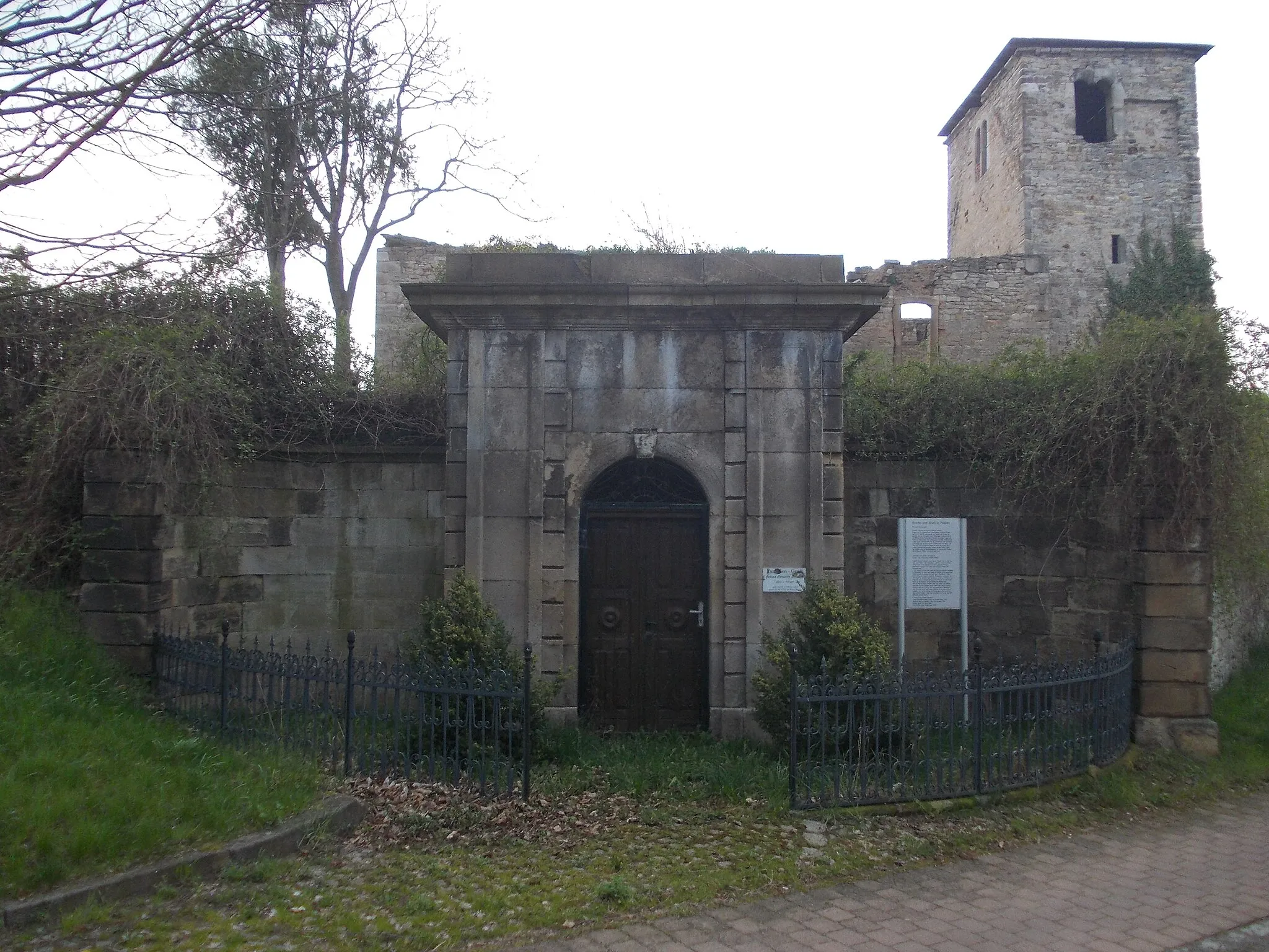 Photo showing: Tomb of Johann Christian Schubart Edler vom Kleefeld and St. Gangolf's Church in Pobles (Lützen, district: Burgenlandkreis, Saxony-Anhalt)