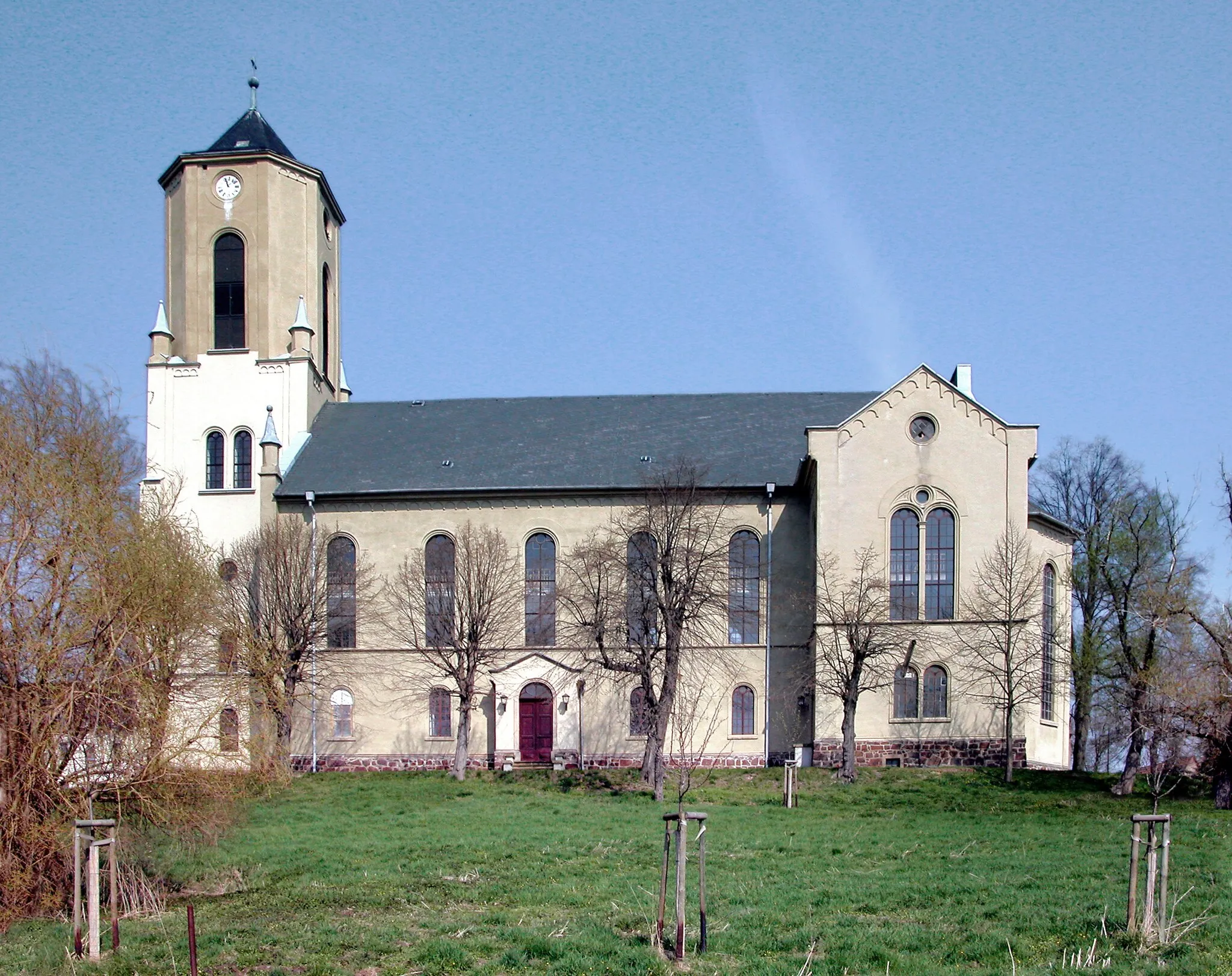 Photo showing: 13.04.2010  04703  Polditz (Bockelwitz): Dorfkirche Altleisnig (GMP: 51.181441,12.892809) in Polditz. Die Altleisnigkirche Polditz wurde 1863 bis 1865 durch den Leisniger Baumeister Anton Schuricht als klassizistischer Ersatzbau für die 1860 abgebrannte Kirche Altleisnig am anderen Ufer der Freiberger Mulde errichtet. Mit ihrem mächtigen Kirchenschiff und dem spitzen, leider in der Höhe reduzierten Kirchturm beherrscht die Polditzer Kirche das Landschaftsbild. 1980 trug man die baufällige Turmspitze ab und ersetzte sie durch eine flache Bedachung. Obwohl in den 1970er Jahren bereits über die Auflassung der Kirche nachgedacht wurde, gelang es der Gemeinde, das bedrohte Bauwerk zu retten. Nach einer mehrjährigen Sanierung wurde das Gotteshaus am 3. Oktober 1992 wieder in Gebrauch genommen. Der 1994 gegründete Polditzer Orgelverein nutzt die Kirche und die wertvolle Ladegast-Orgel für Konzerte. Sicht von Süden.  [DSCN40914.TIF]20100413085DR.JPG(c)Blobelt