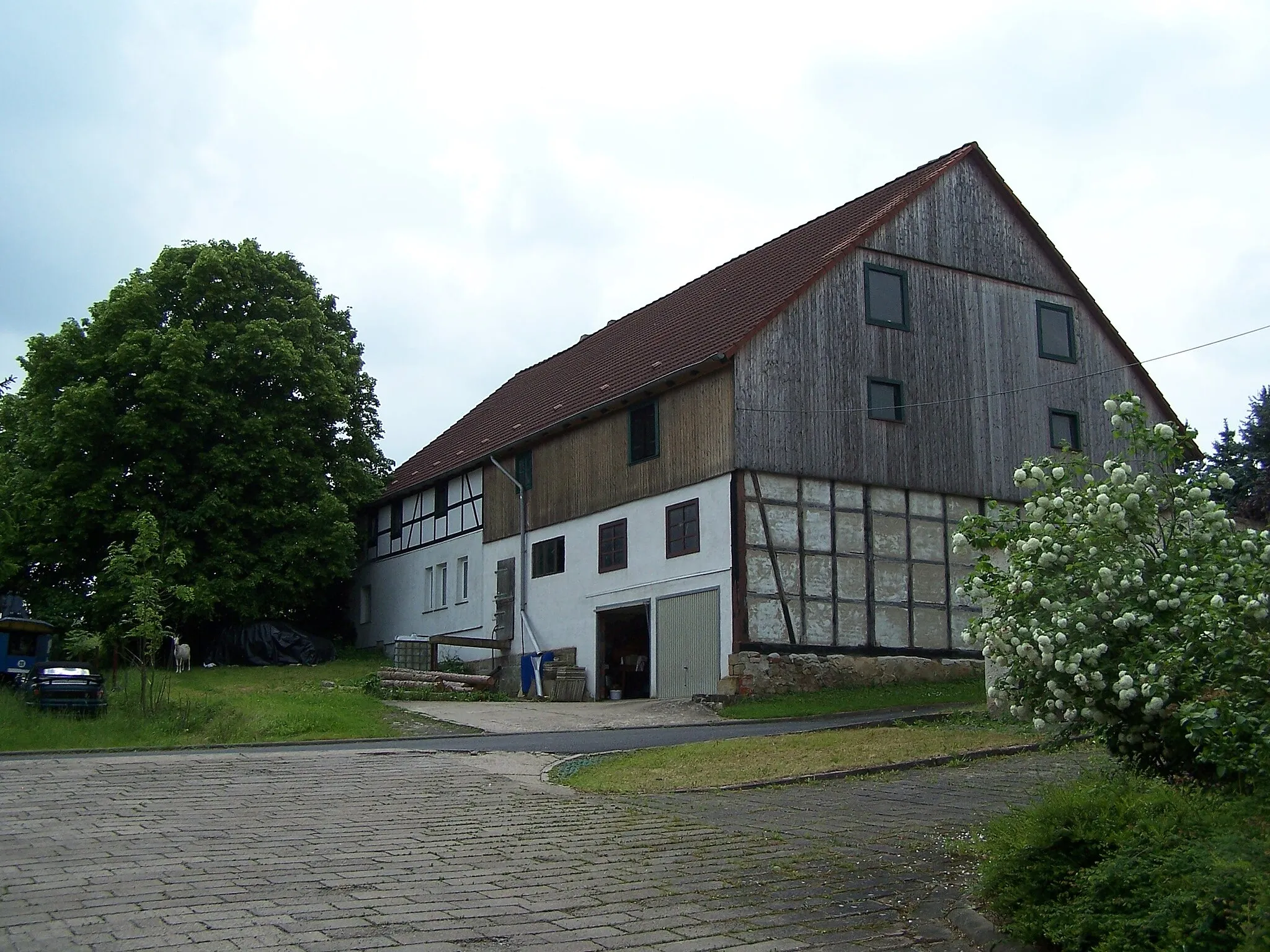 Photo showing: Ansichten und Gebäude zur Kleinsiedlung Hahnroda - Ortteil von Mihla. Scheune