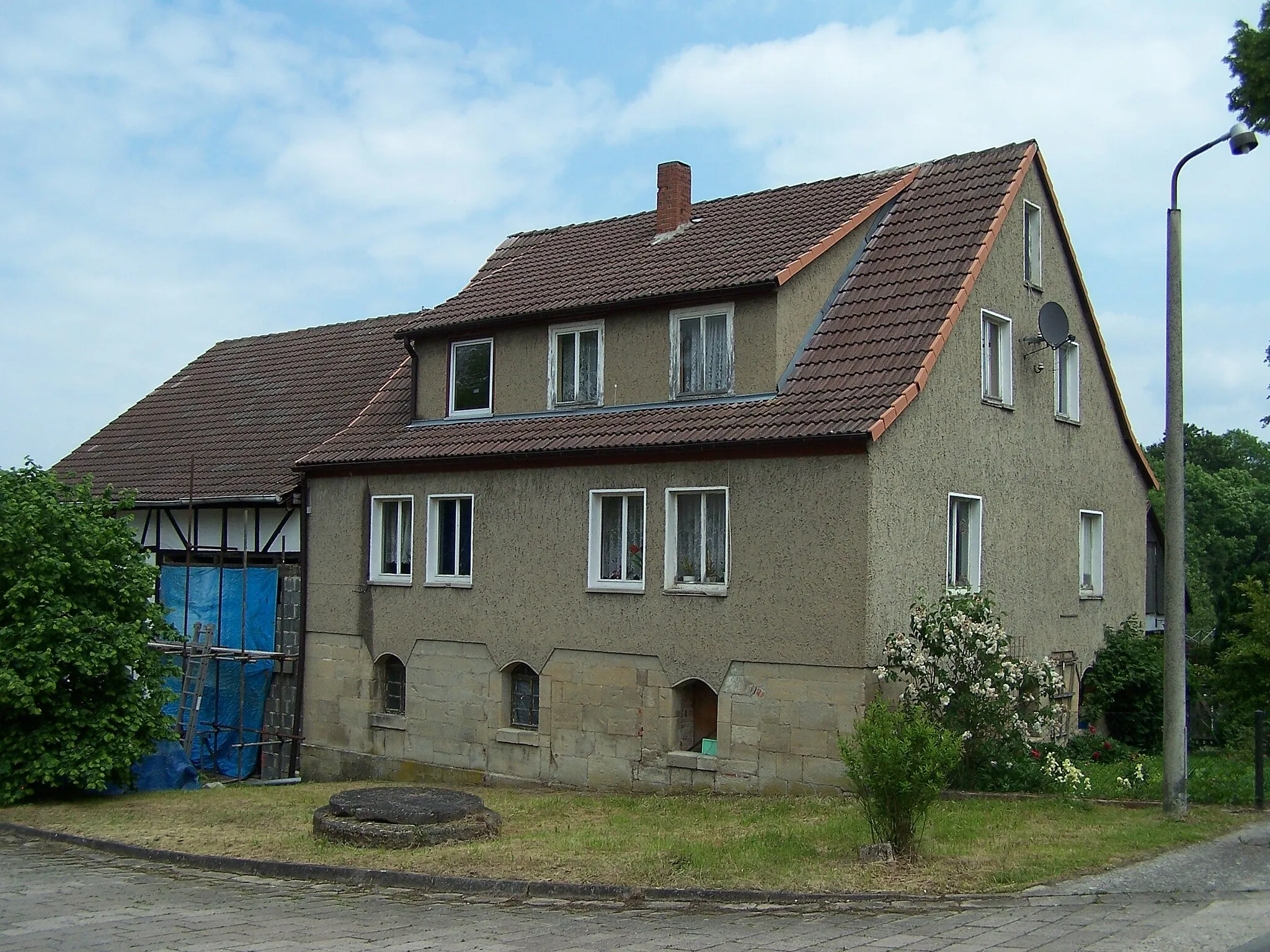 Photo showing: Ansichten und Gebäude zur Kleinsiedlung Hahnroda - Ortteil von Mihla. Neubauernhaus.