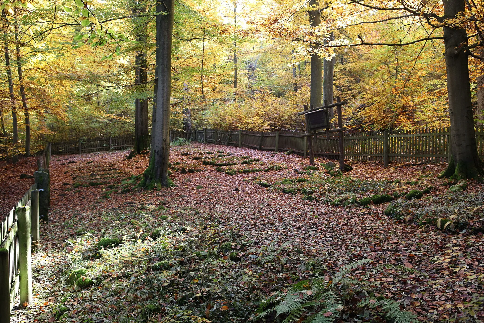 Photo showing: Großer Gleichberg: Oberer Friedhof
HIER RUHEN 64 ANGEHÖRIGE DER ALLIIERTEN NATIONEN