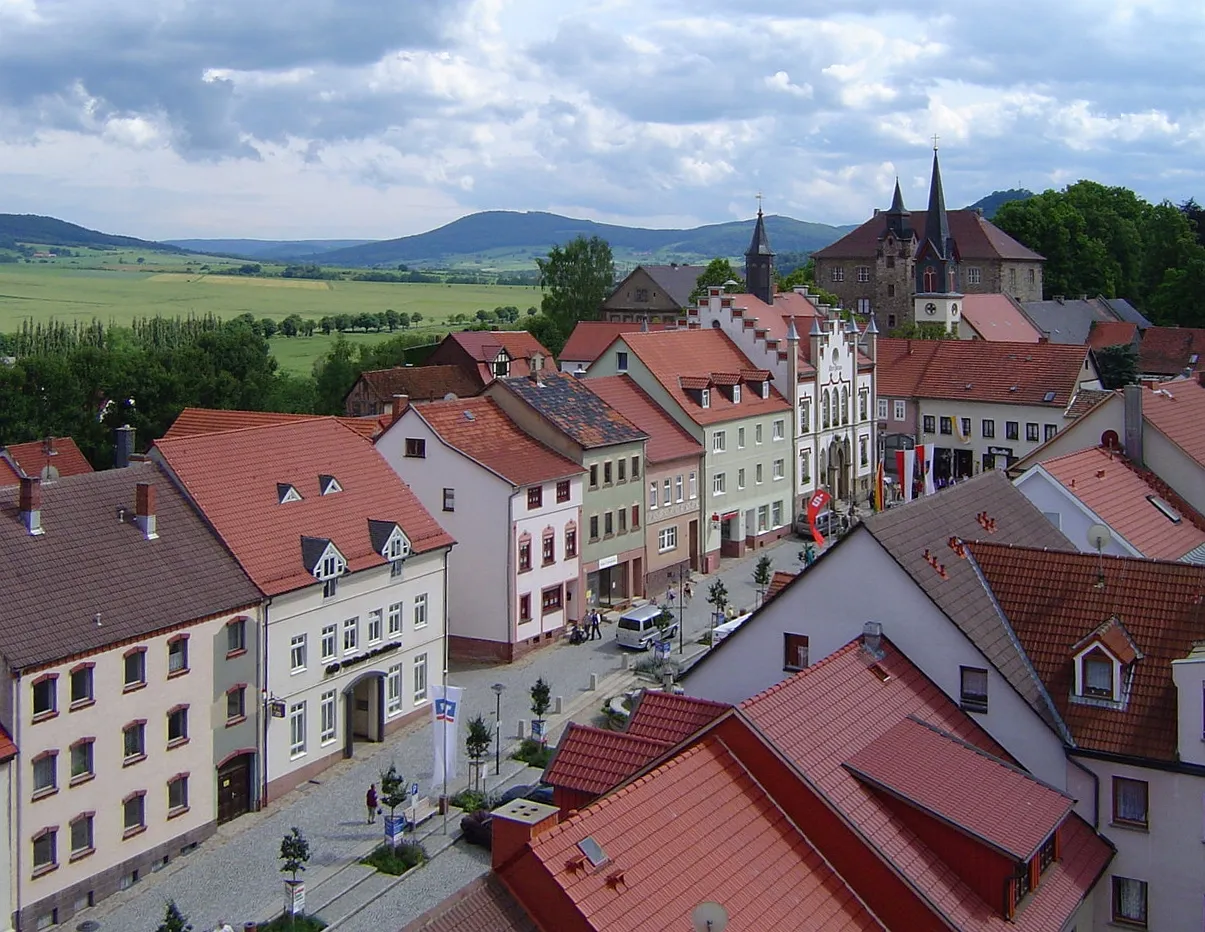 Photo showing: Der Marktplatz von Geisa mit Blick auf den Gangolfiberg