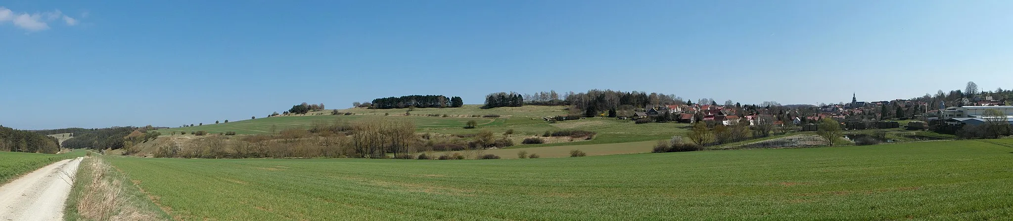 Photo showing: Das Helbetal (li) nördlich Holzthaleben mit Blick auf Holzthaleben (re) und den Feldberg (Mitte) auf dem Dün