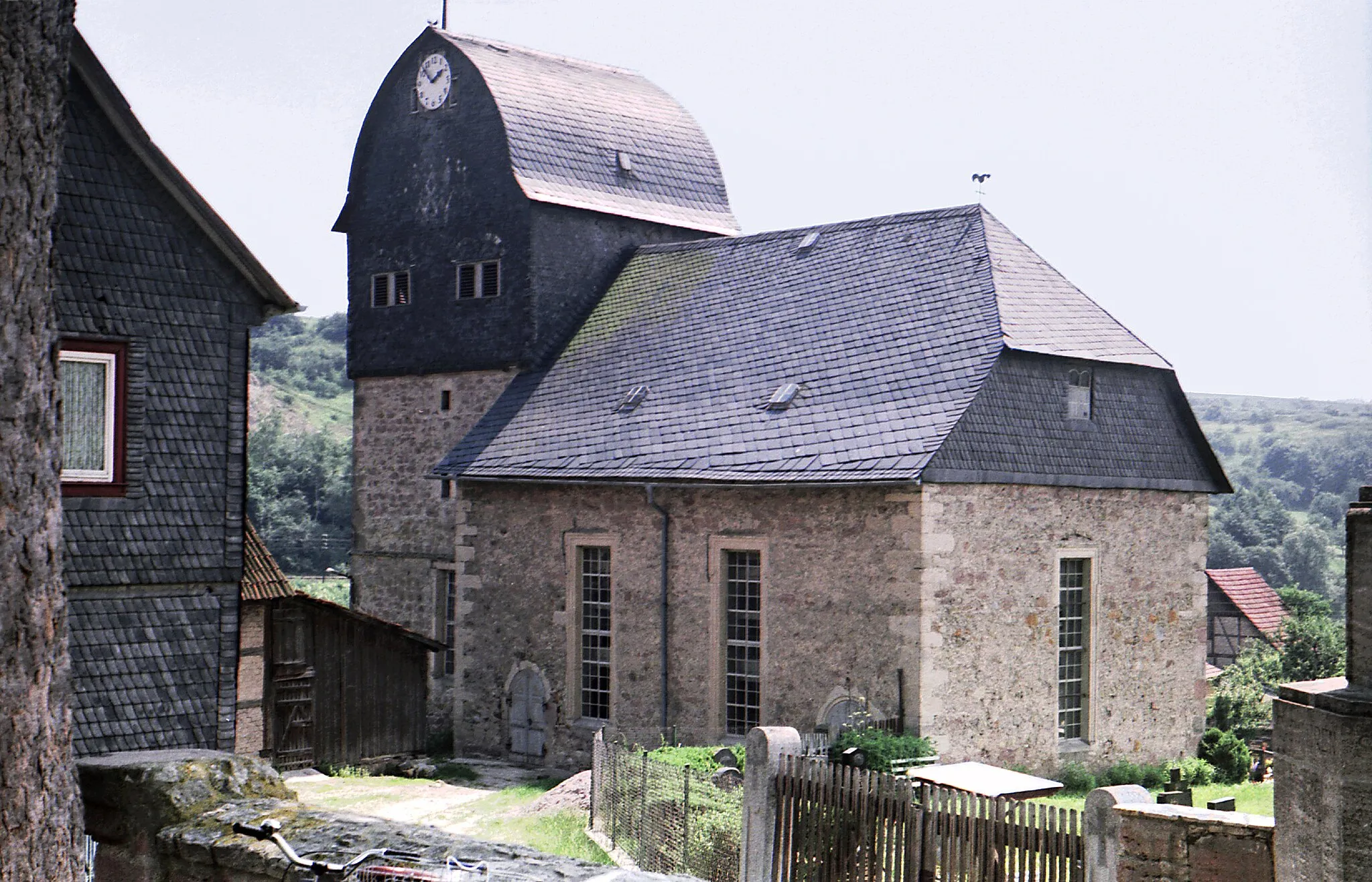 Photo showing: 06.07.1985  DDR 6051  [98530]   Dillstädt: Dorfkirche (GMP: 50.582328,10.535649). Am Platz der heutigen Kirche wurden 2010 bei einer archäologischen Grabung Grundmauern einer hochmittelalterlichen Burganlage festgestellt. Zwei freigelegte Turmfundamente deuten auf ein noch unbekanntes, im Ort ansässiges Adelsgeschlecht hin. Die heutige Kirche wurde nach der Kirchenchronik in den Jahren 1593 bis 1596 erbaut, doch lässt der Baubefund erkennen, dass es mindestens einen Vorgängerbau gab.                                                                               [F19850705A44.jpg]19850706360NR.JPG(c)Blobelt