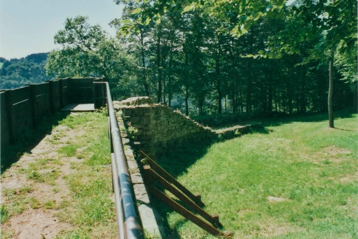 Photo showing: Heunischenburg near Kronach, Bavaria, Germany (upper view of the reconstruction, Heuni).