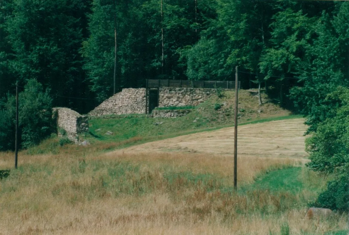 Photo showing: Heunischenburg near Kronach, Bavaria, Germany (front view of the reconstruction, Heuni).