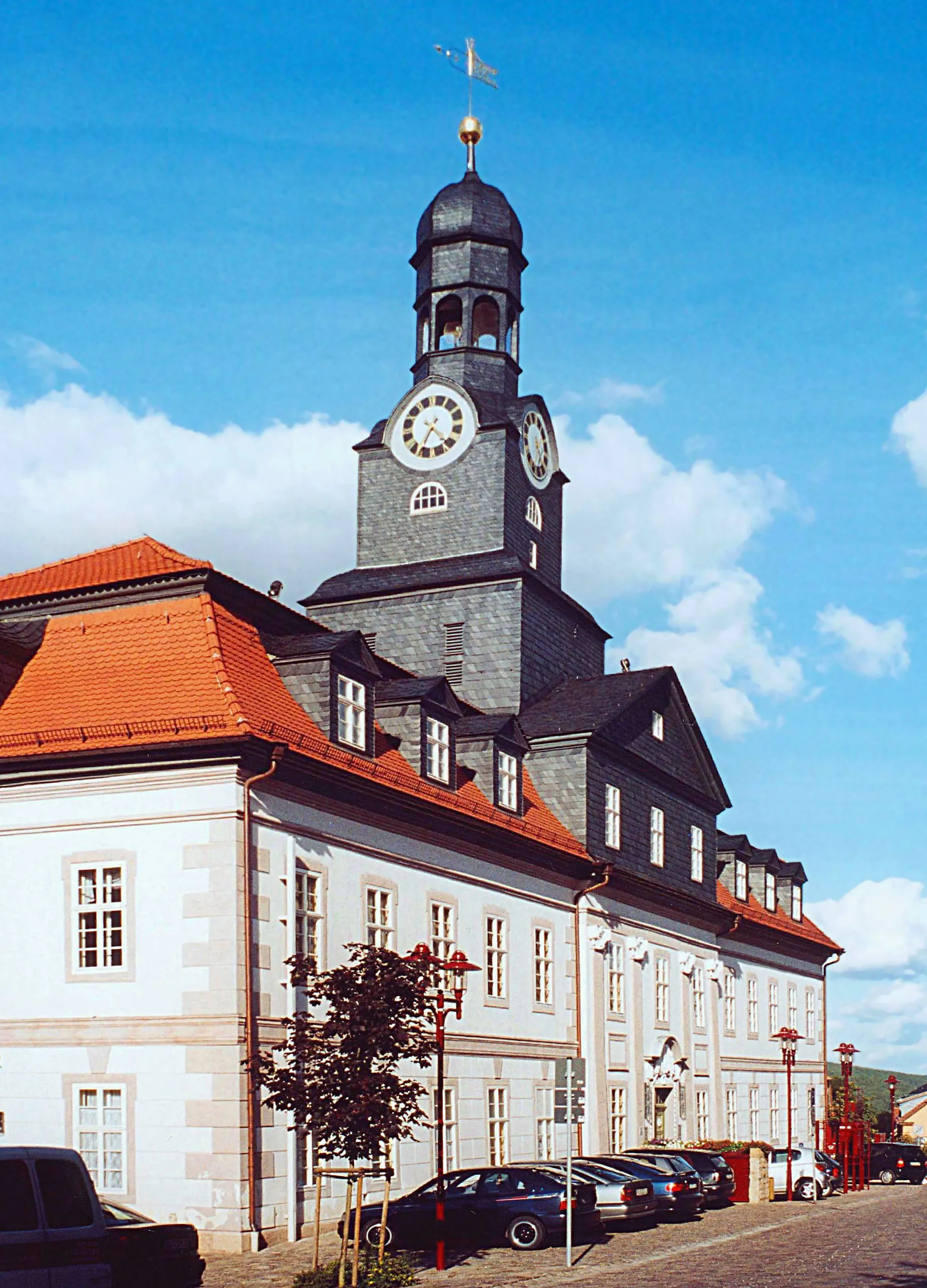 Photo showing: 15.09.2002   Königsee (Königsee-Rottenbach) Markt 1 (GMP: 50.661420,11.097281): Rathaus, zweigeschossiger Barockbau von 1719.
[F20020915A06.jpg]20020915800AR.JPG(c)Blobelt