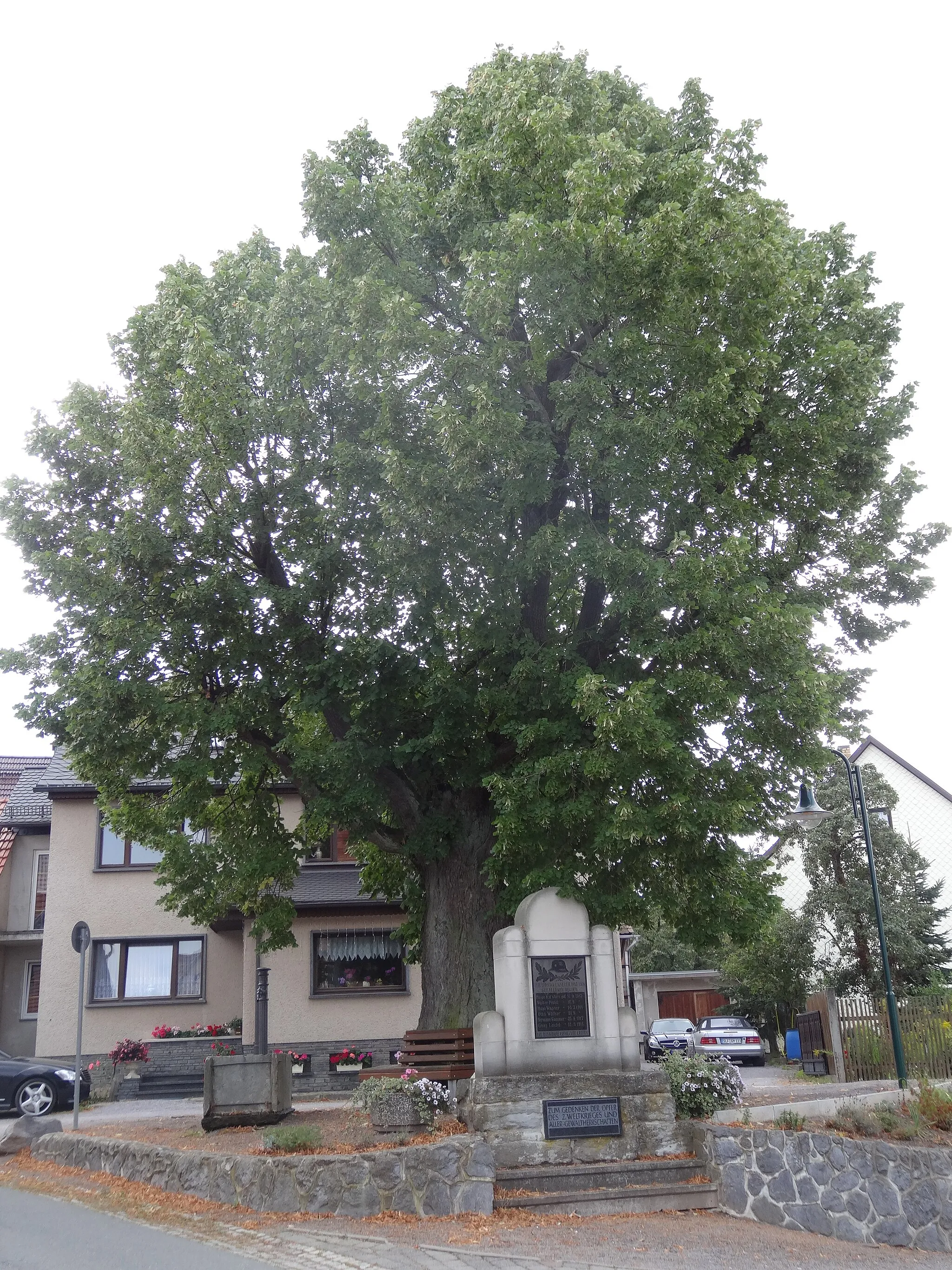 Photo showing: Central place in Lichta, Thuringia, Germany with war memorial