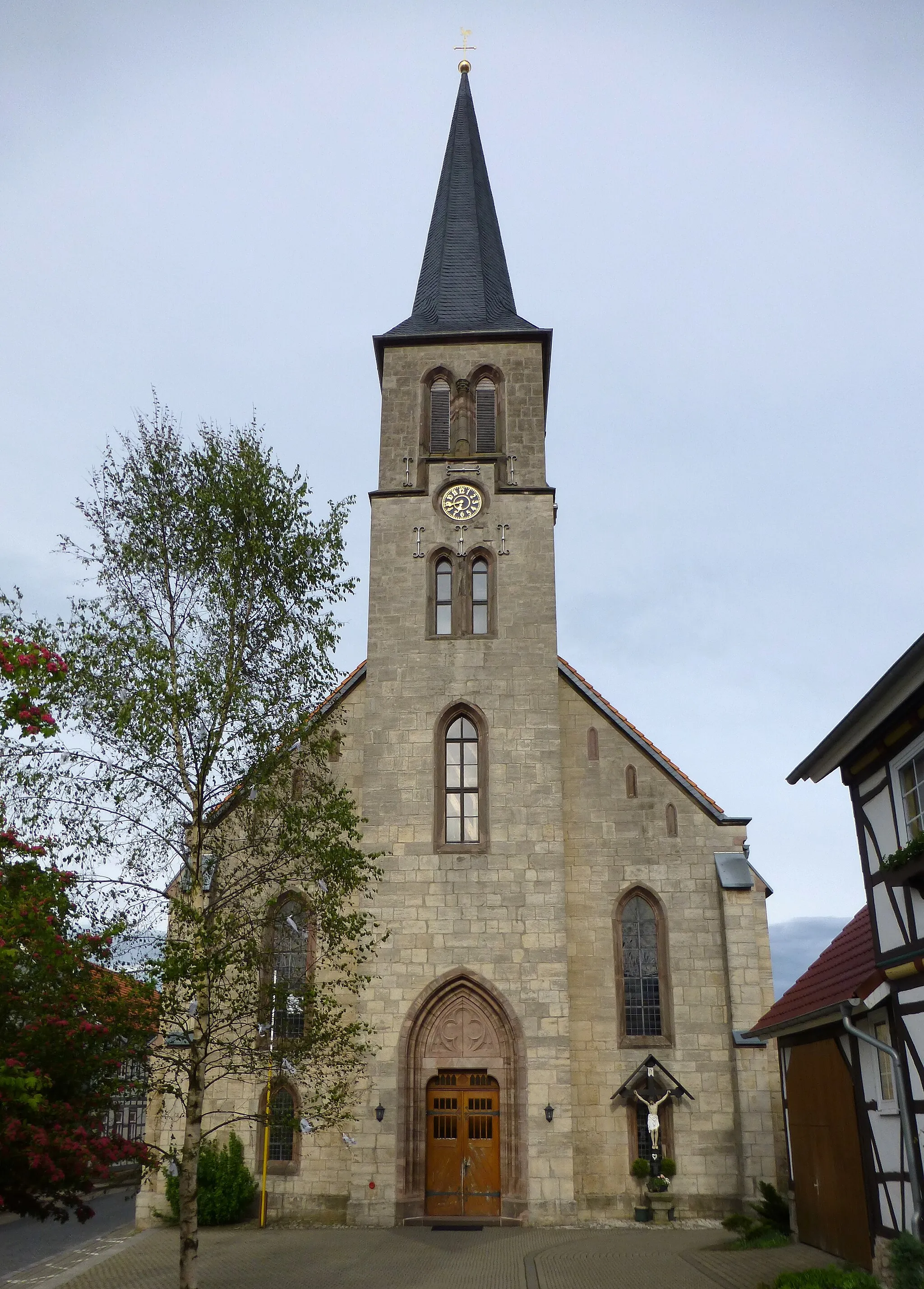 Photo showing: Katholische Kirche St. Pankratius in Beuren, Landkreis Eichsfeld, Thüringen. Erbaut 1870-73