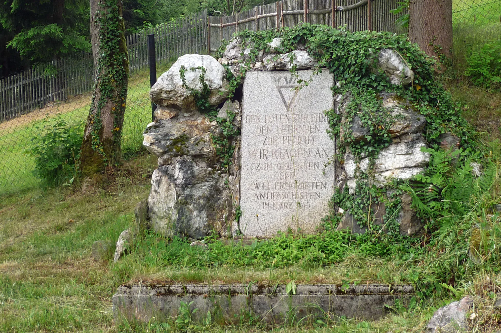 Photo showing: Lichte, Gedenkstein am Friedhof in Wallendorf.