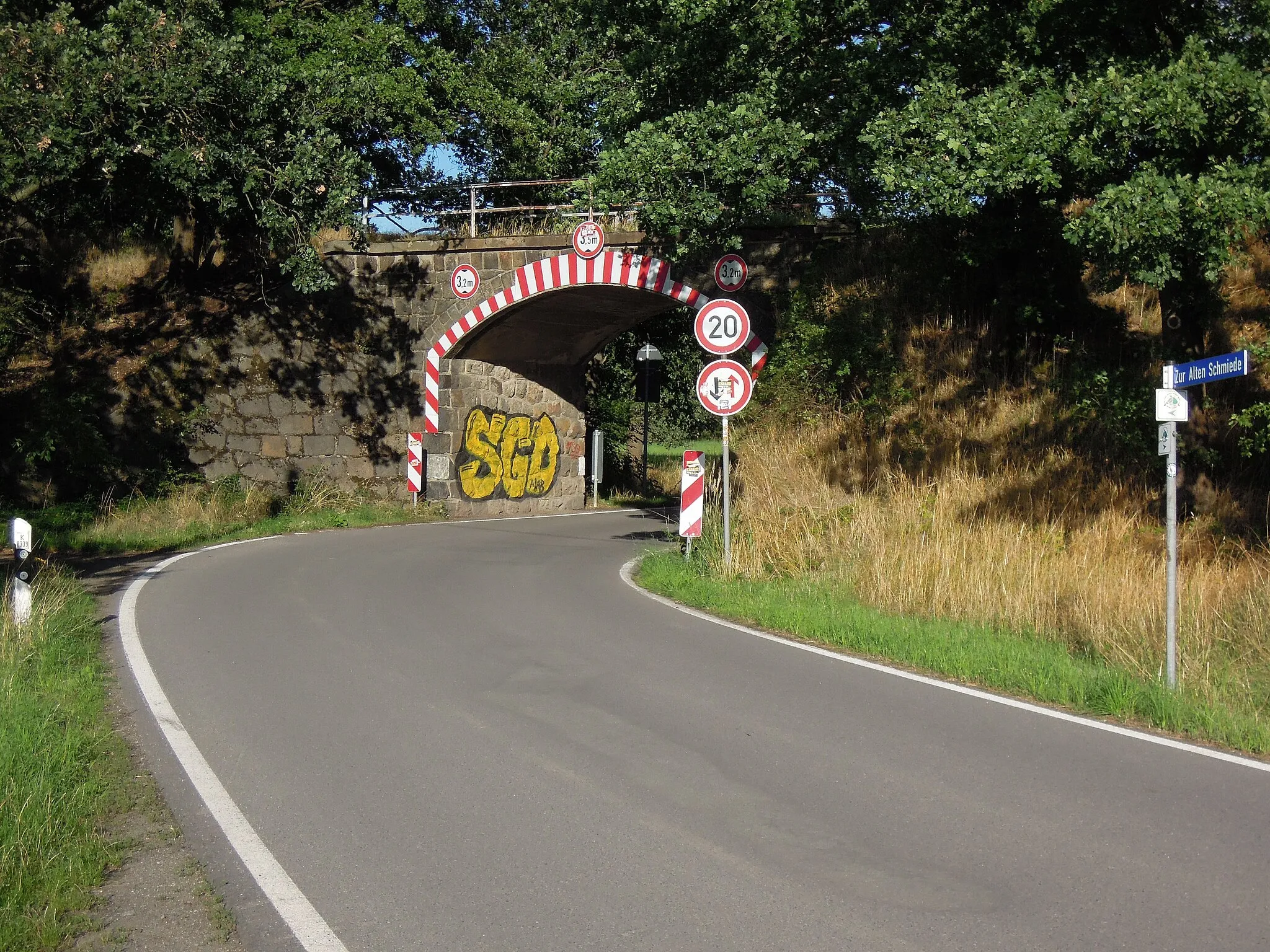 Photo showing: Bahnbrücke über K 8339 bzw.'Zur Alten Schmiede'östlich Kleinbardau -Südwestansicht- August 2023.jpg