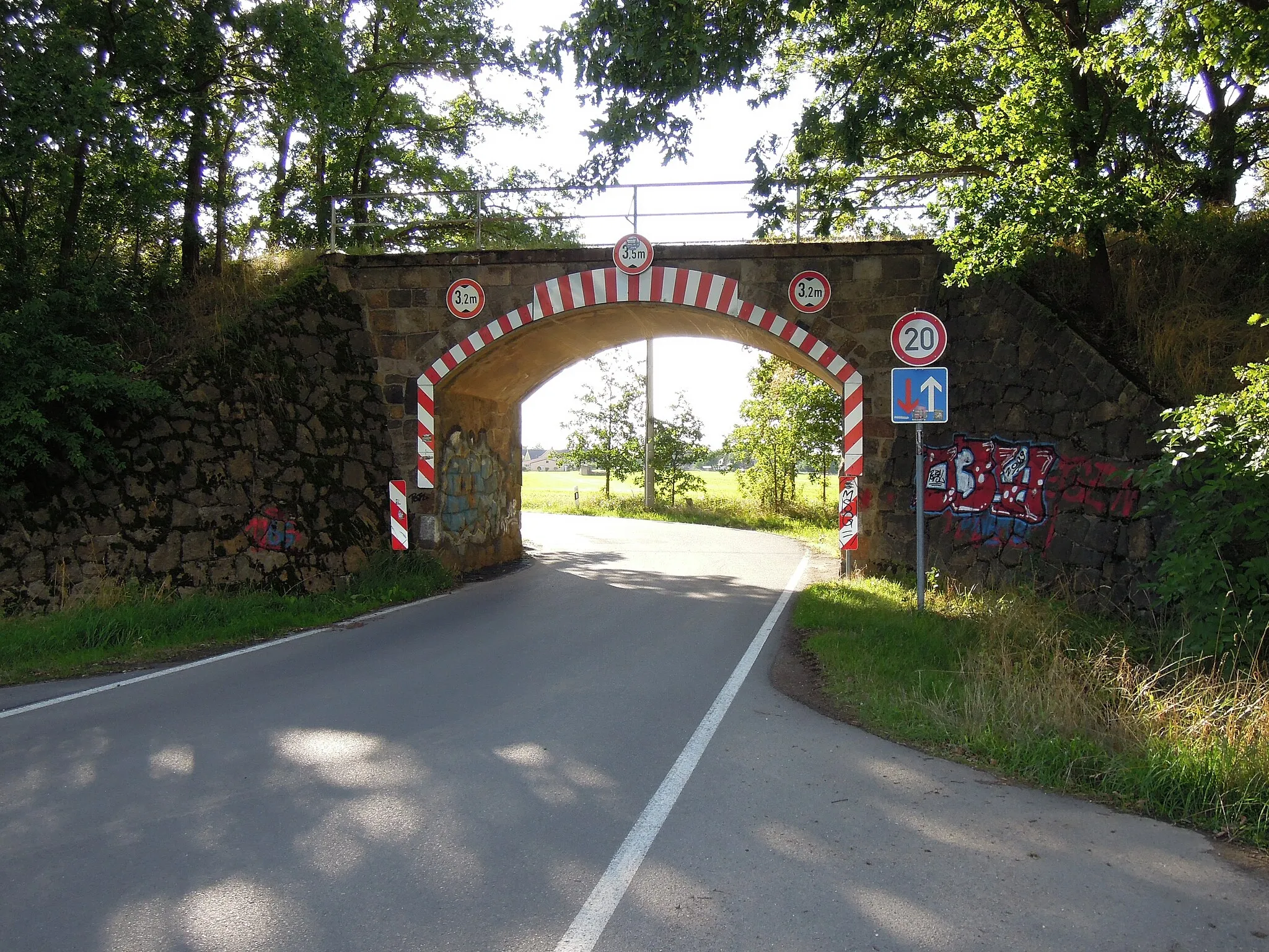 Photo showing: Bahnbrücke über K 8339 bzw. 'Zur Alten Schmiede' östlich Kleinbardau -Ostansicht- August 2023.jpg
