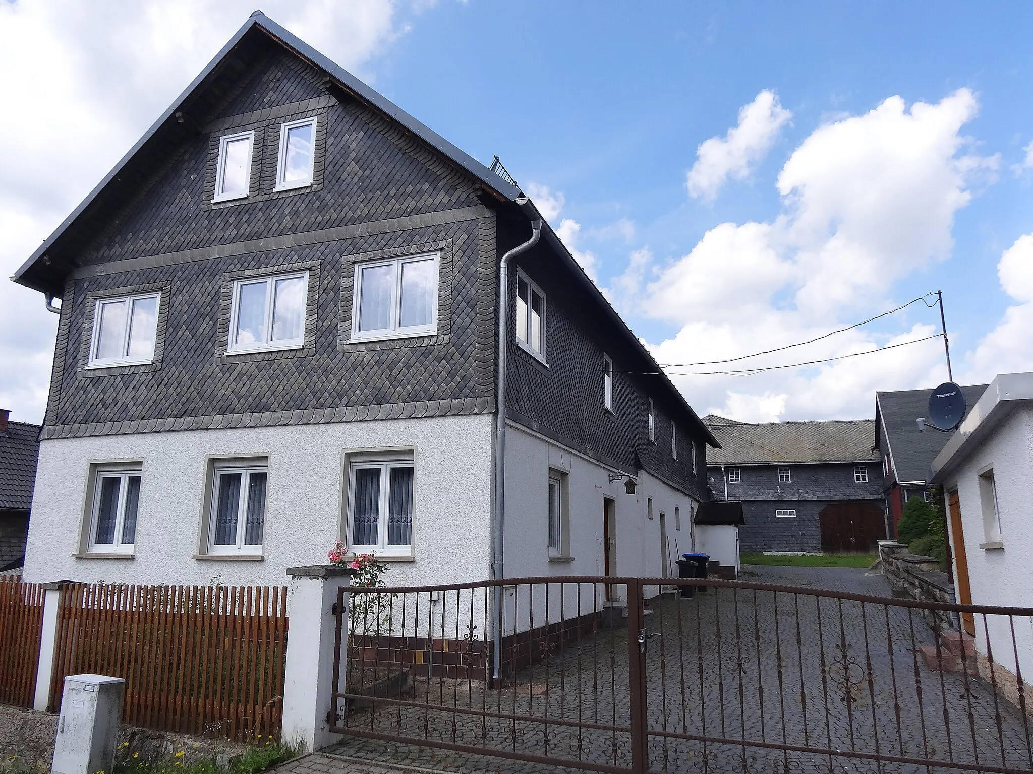 Photo showing: Haus mit slate in Witzendorf, Saalfelder Höhe, Thuringia, Germany