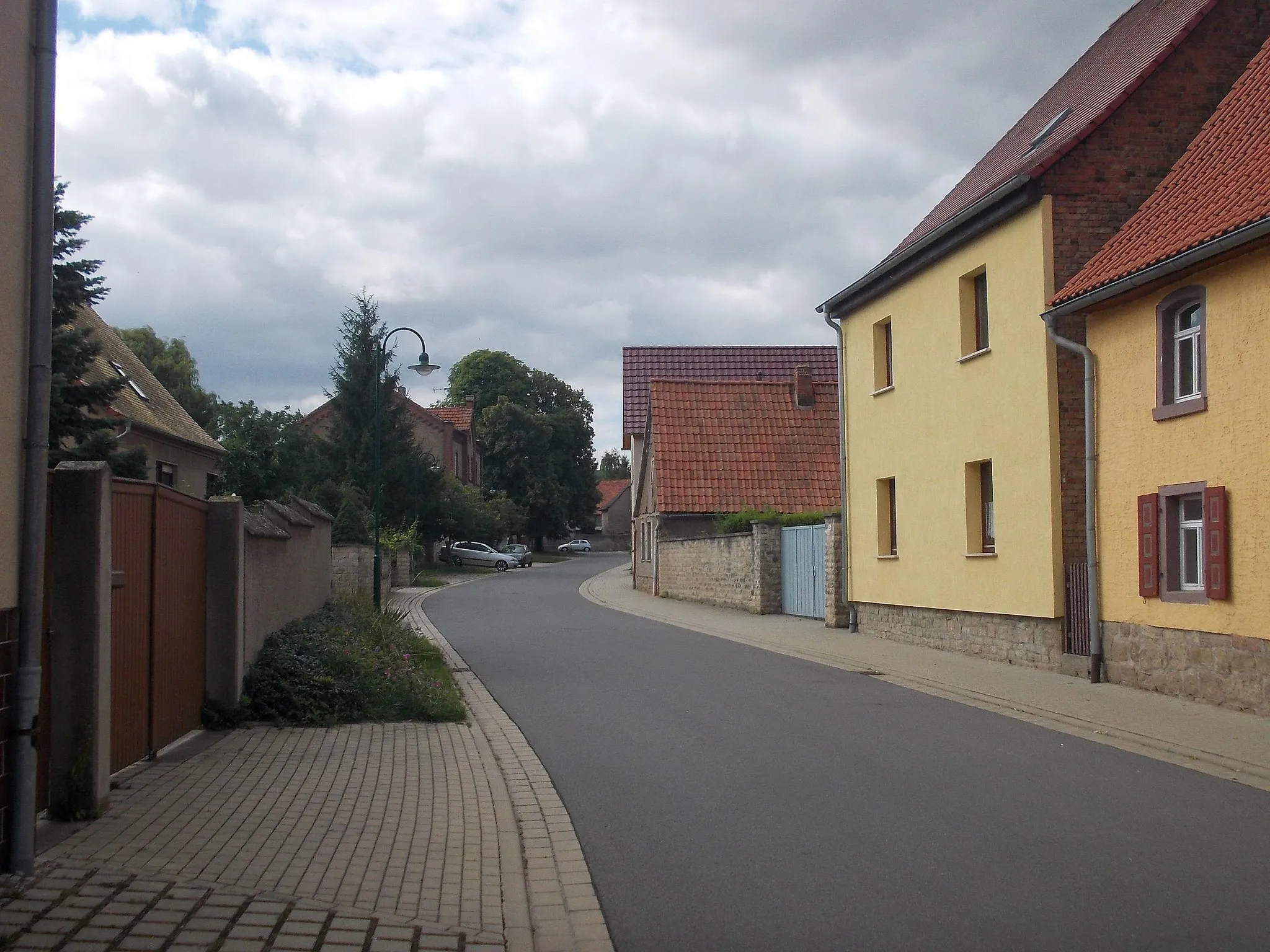 Photo showing: Lindenstrasse in Allerstedt (Kaiserpfalz, district: Burgenlandkreis, Saxony-Anhalt)