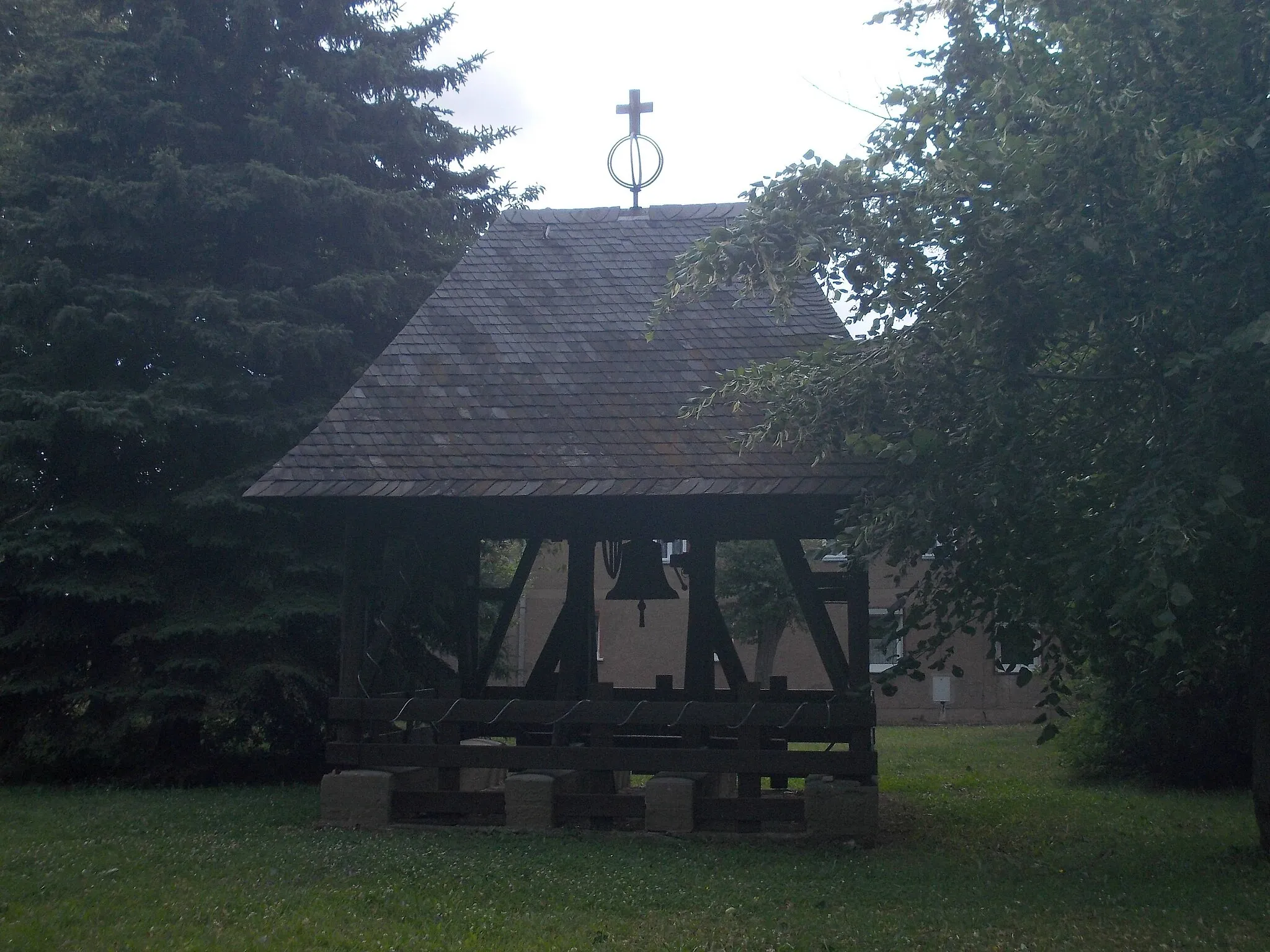 Photo showing: Bell cage in Allerstedt (Kaiserpfalz, district: Burgenlandkreis, Saxony-Anhalt)