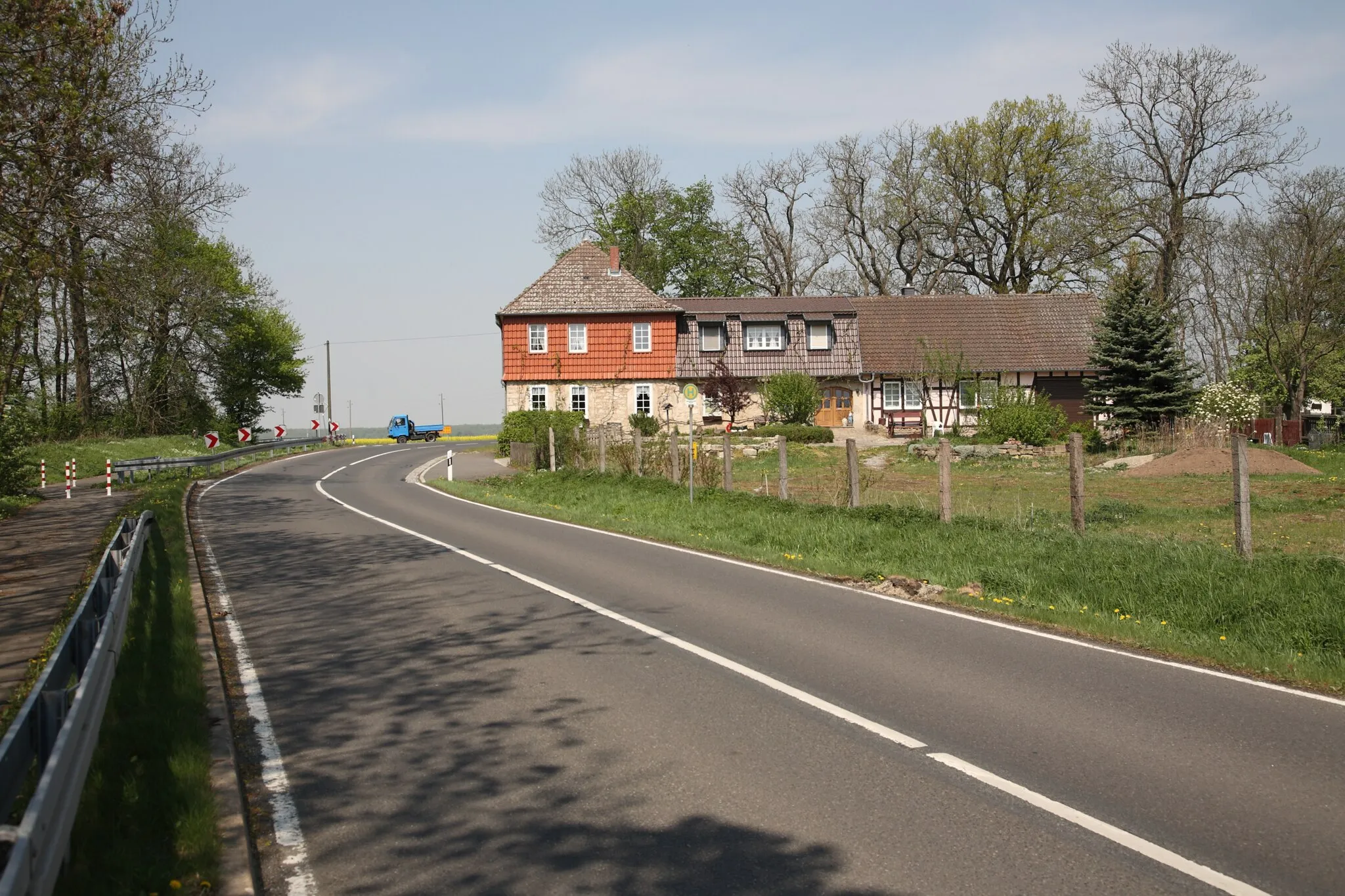 Photo showing: Die Eigenröder Warte (466 m) an der Kreuzung der Landstraßen L1015 und L2043 zwischen Beberstedt und Hüpstedt und Eigenrode 
(eine von ehemals sechs Warten des Mühlhäuser Landgrabens).
