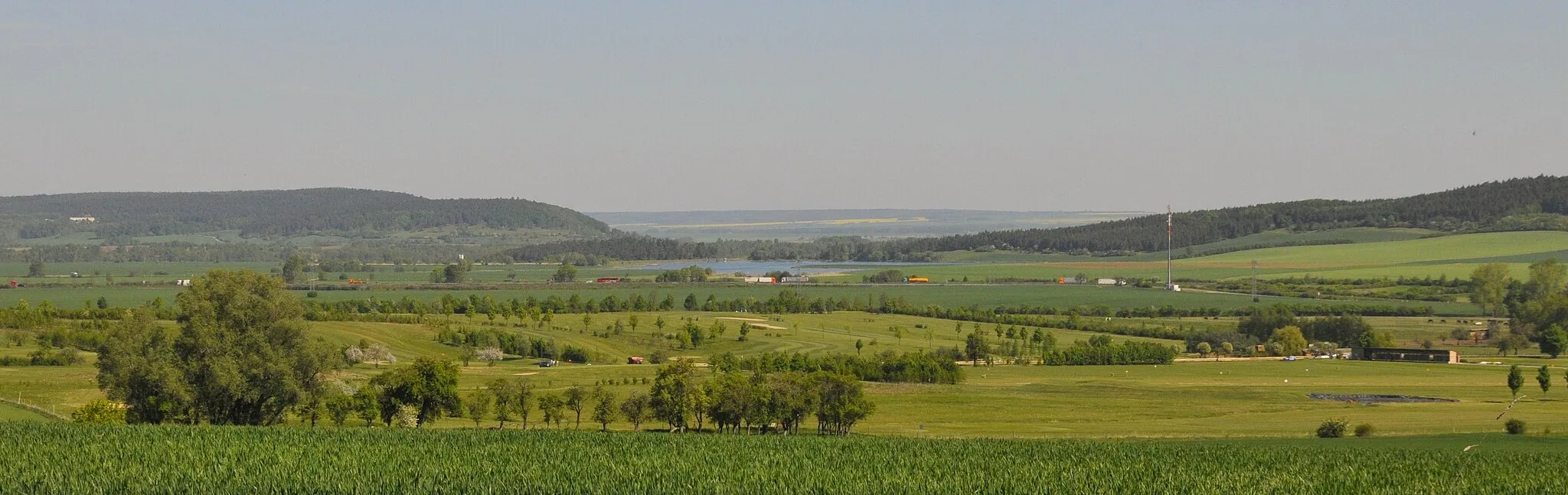 Photo showing: Blick von der Flur "Auf der Ave Maria" südwestlich von Mühlberg (Thüringen) auf den Wechmarer Stausee