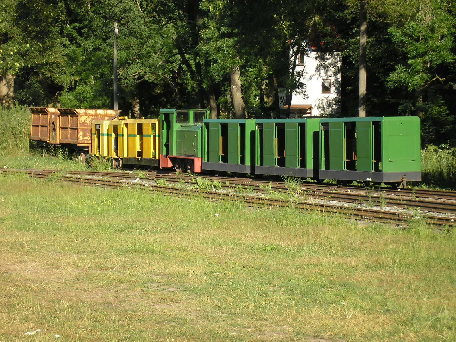 Photo showing: Ein Besucherzug des Schaubergwerkes "Volle Rose" bei Ilmenau (Thüringen).