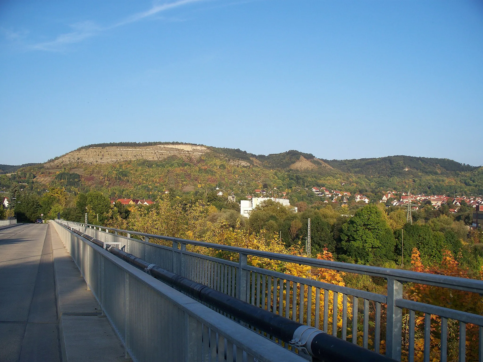 Photo showing: Eisenbahnbrücke Burgau, Johannisberg im Hintergrund