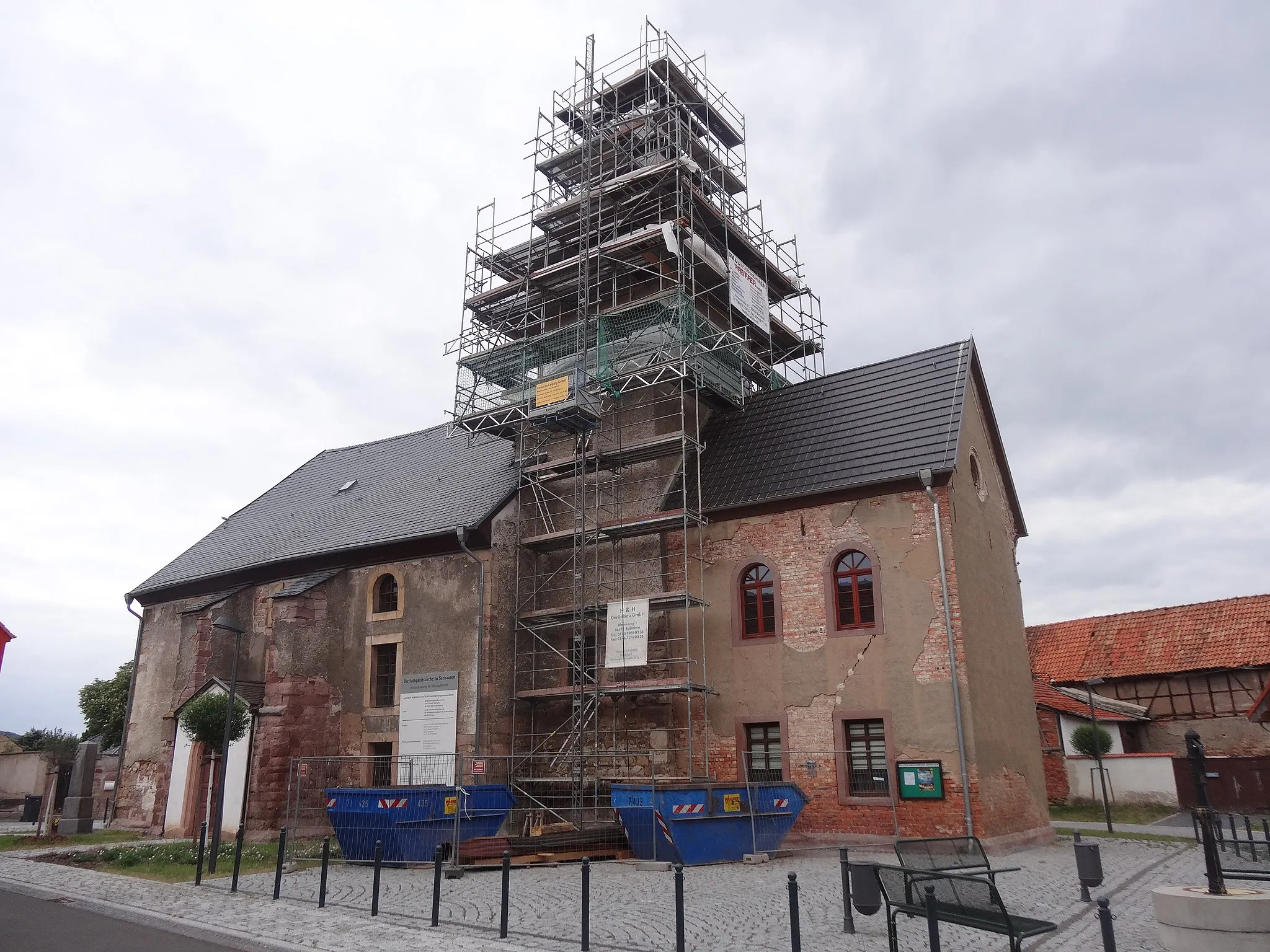 Photo showing: Church with scaffolding in Seehausen, Bad Fankenhausen, Thuringia, Germany