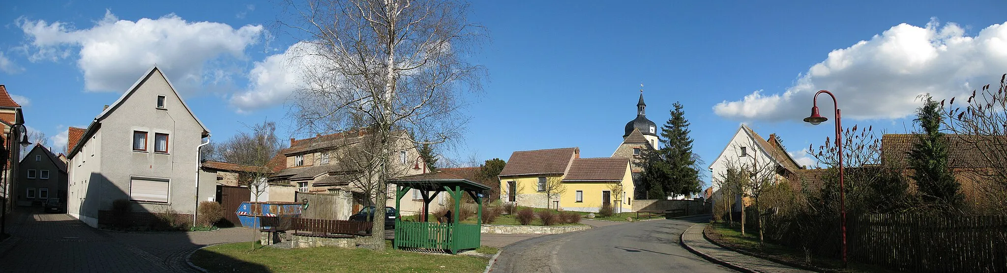 Photo showing: Plan (= Hauptstraße) in Essleben mit Blick auf Kirche