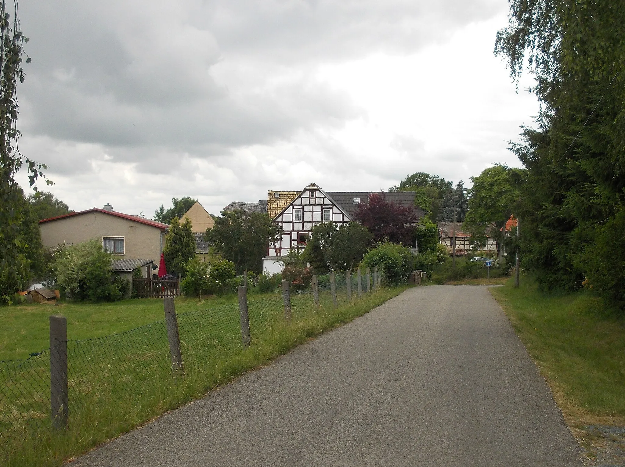 Photo showing: Tannengrund street in Nödenitzsch (Schmölln, Altenburger Land district, Thuringia)