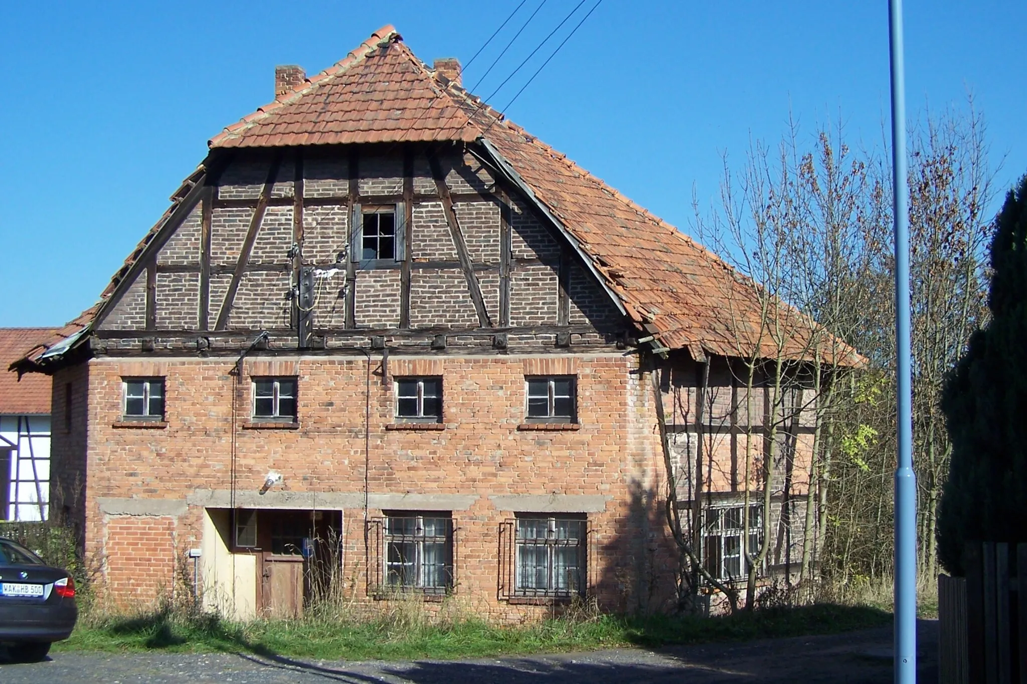 Photo showing: Von der ehemaligen Gutsanlage am Nordrand der Ortschaft Hausbreitenbach blieben nur wenige Gebäude erhalten, zu ihnen gehört diese umgebaute Scheune.