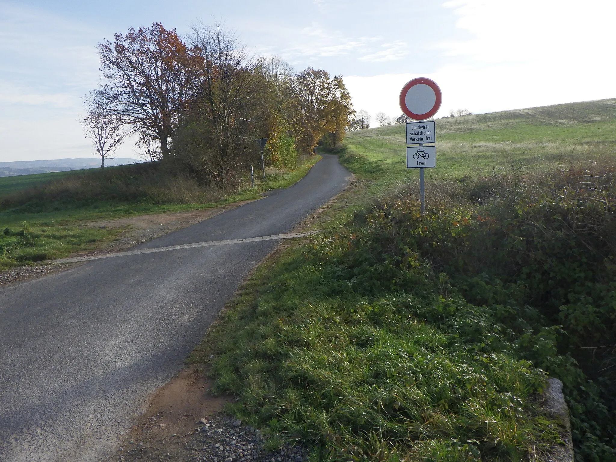 Photo showing: Südliche Gemarkung von Möhra, Abzweig eines Feldweges nach Gräfen-Nitzendorf. Hier verläuft der Werra-Suhltal-Radweg und der "Landwirtschaftliche Informationsweg" der Agrargenossenschaft Moorgrund e.G. in Gumpelstadt.