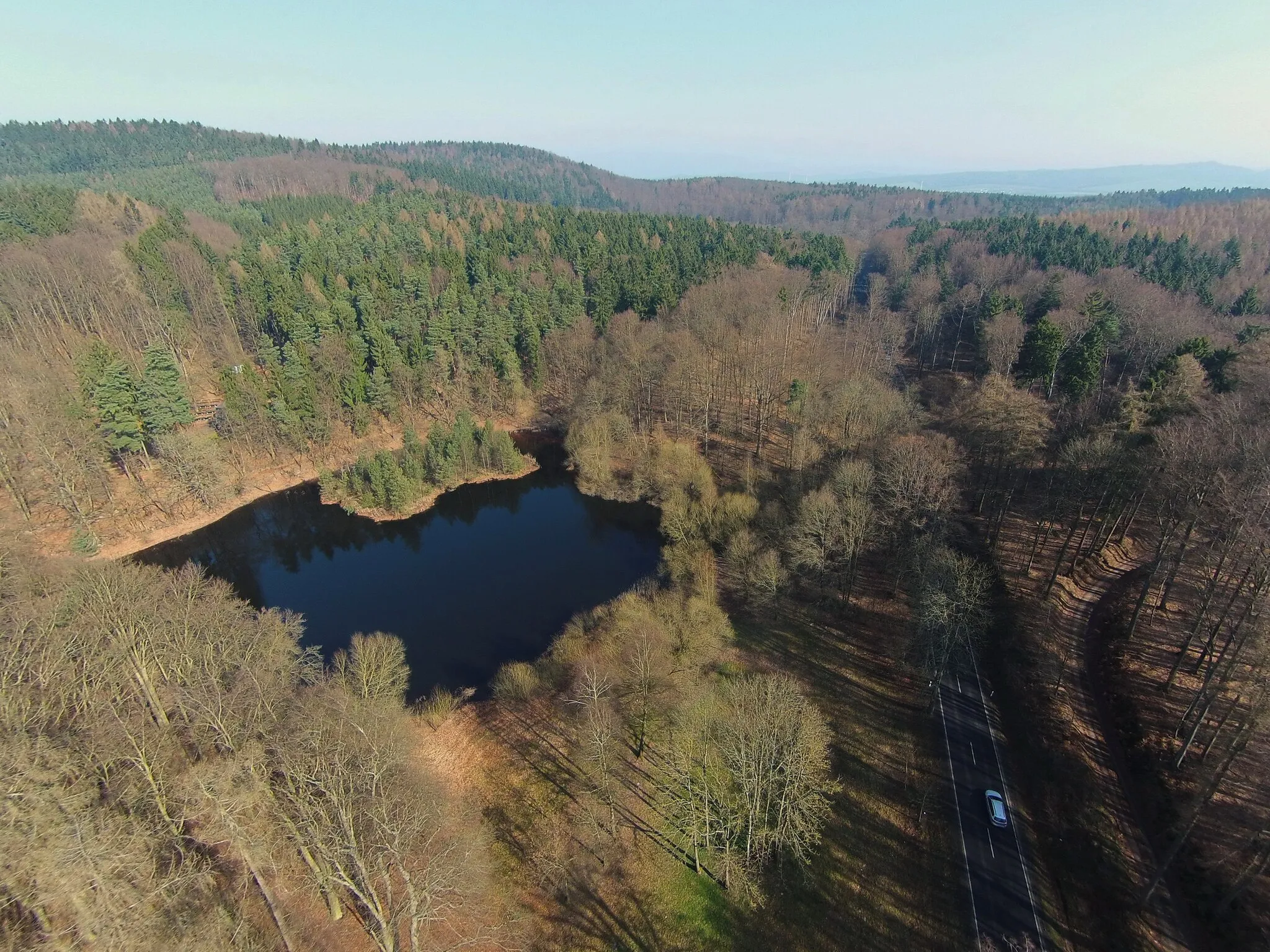 Photo showing: Hautsee mit schimmender Insel bei Dönges, rechts Bundesstraße 84