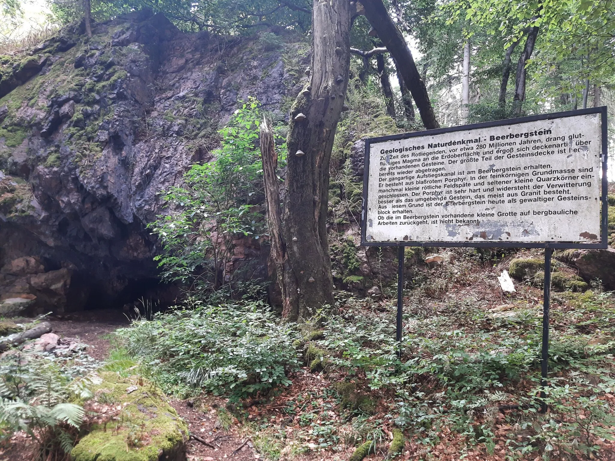 Photo showing: Beerbergstein mit "Grotte" nahe des großen Inselsbergs im Thüringer Wald.