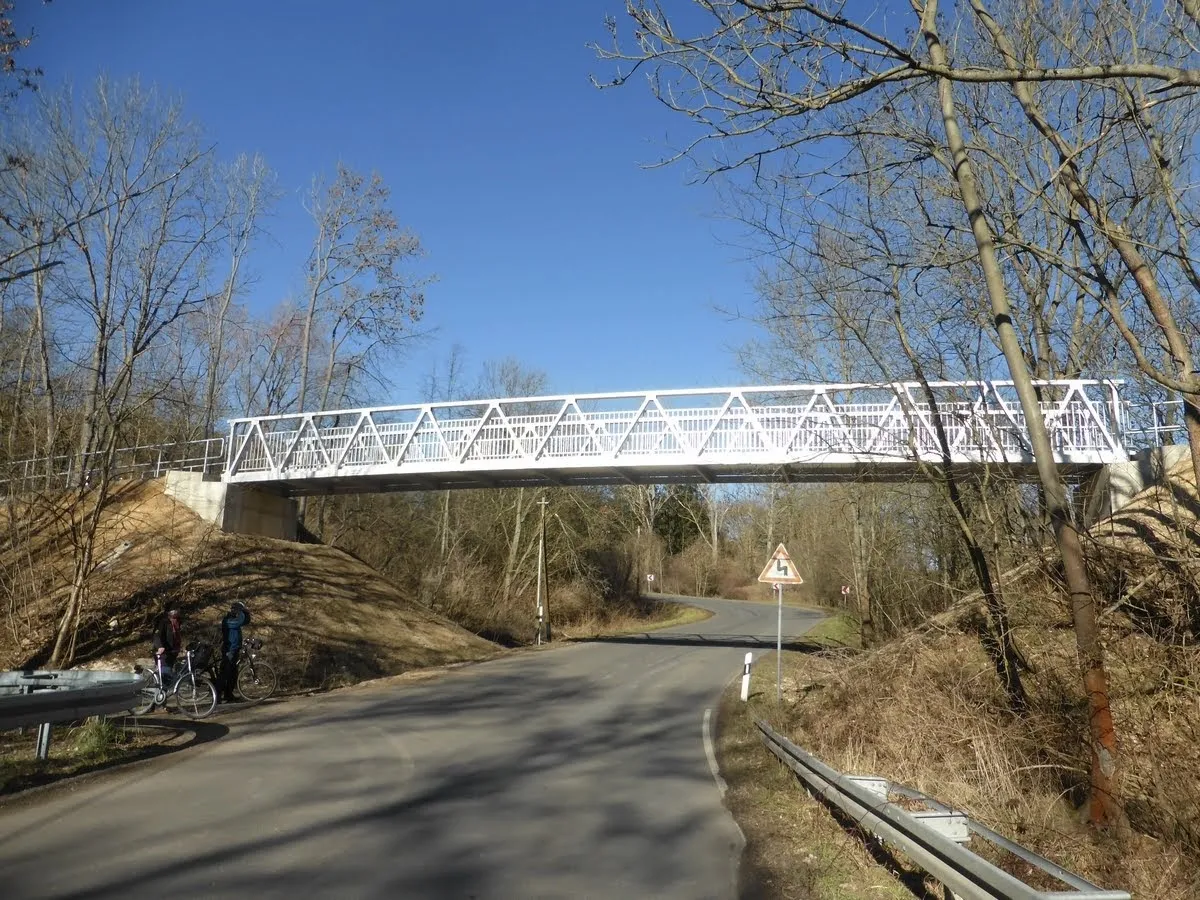 Photo showing: Crauschwitzer Brücke Bj 2018 im Verlauf das Zuckerbahnradwegs
Daten erbaut von Peter Maier Leichtbau GmbH
Gesamtlänge 25,36 m
Eigengewicht 5,9 t
Nutzbreite 2,5 m