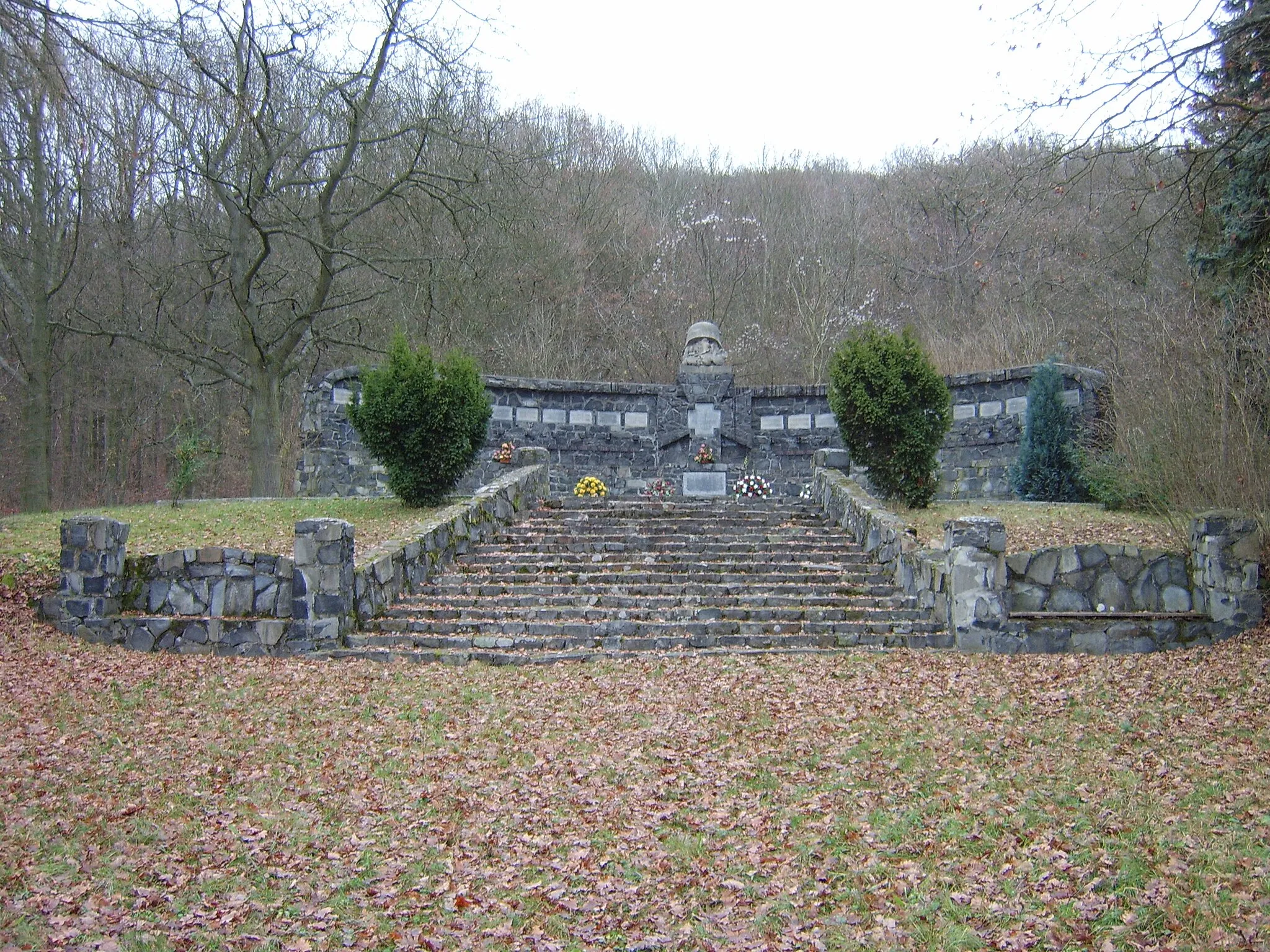 Photo showing: Monument and roll of honours for the victims of the first and second worldwar.
