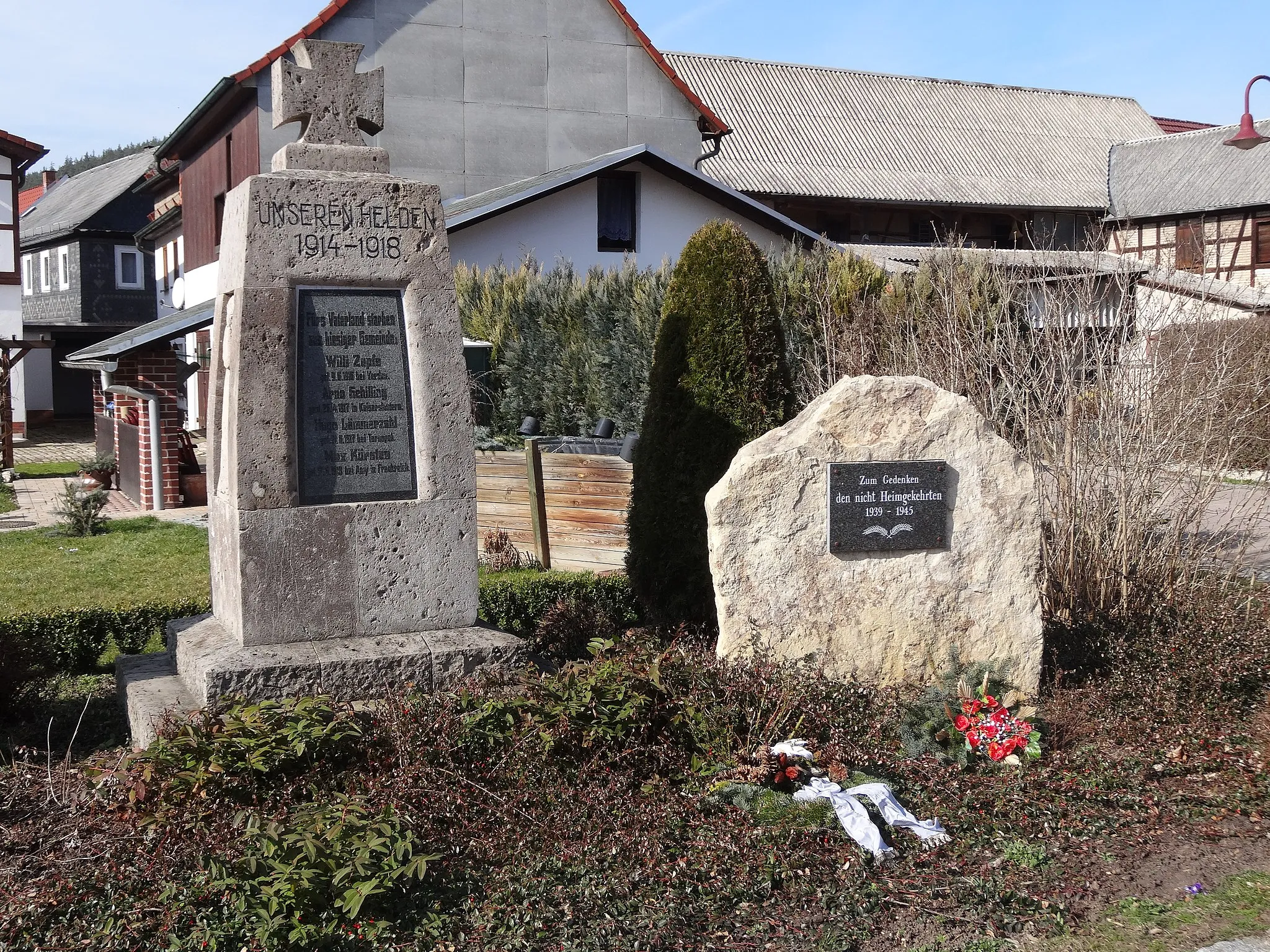 Photo showing: War memorials in Leutnitz, Thuringia, Germany