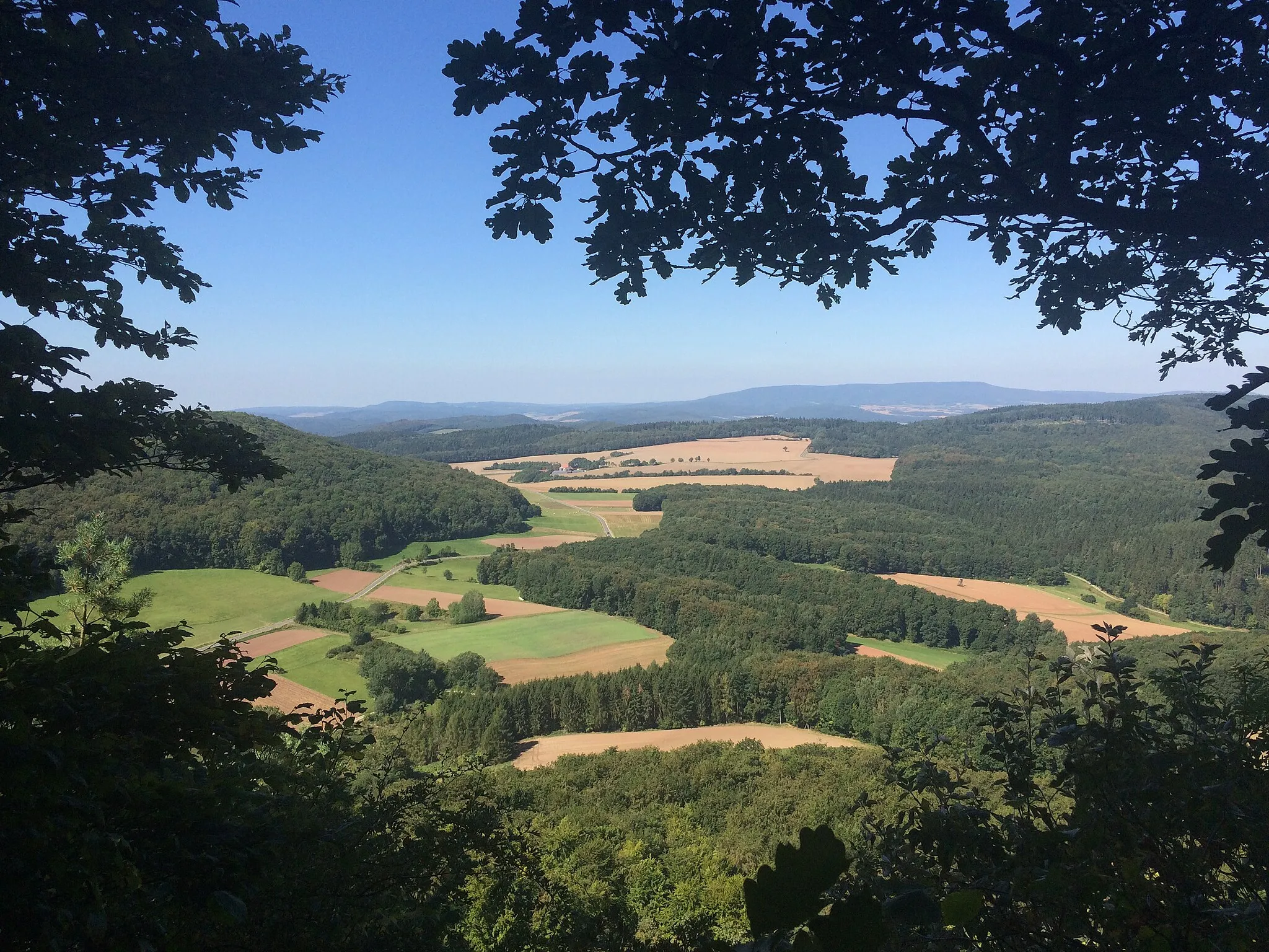 Photo showing: Blick Aussichtspunkt Rabenkuppe (515 m) Richtung Domäne Lautenbach; Werra-Burgen-Steig Hessen (X5H)