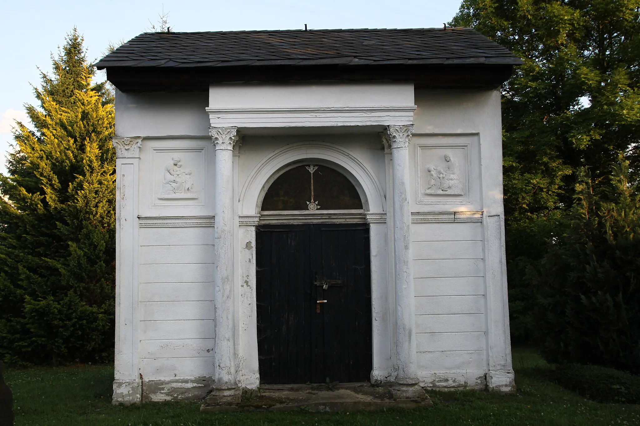 Photo showing: Thränitz, Gruft auf Friedhof