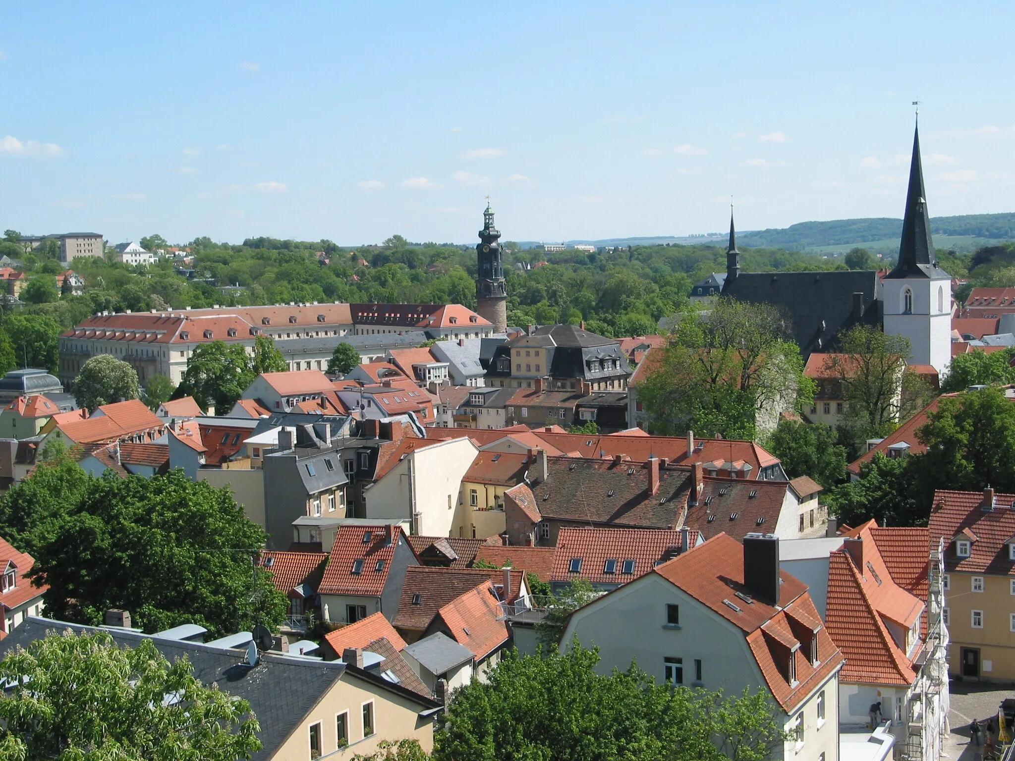 Photo showing: Blick vom Jakobskirchturm in südöstlicher Richtung zum Stadtschloss Weimar, rechts die Herderkirche.