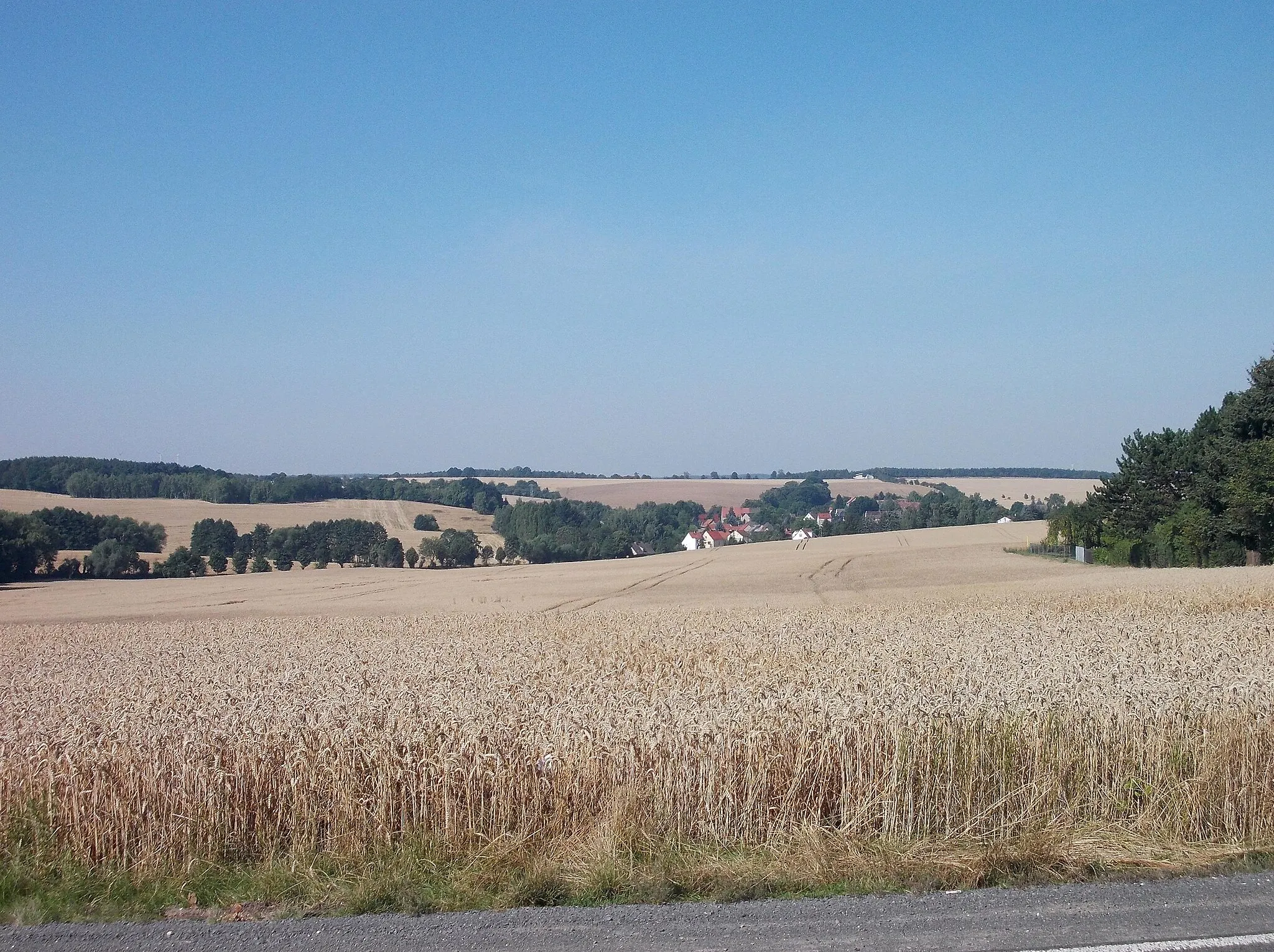 Photo showing: Landscape with the village of Nissma (Elsteraue, district: Burgenlandkreis, Saxony-Anhalt)