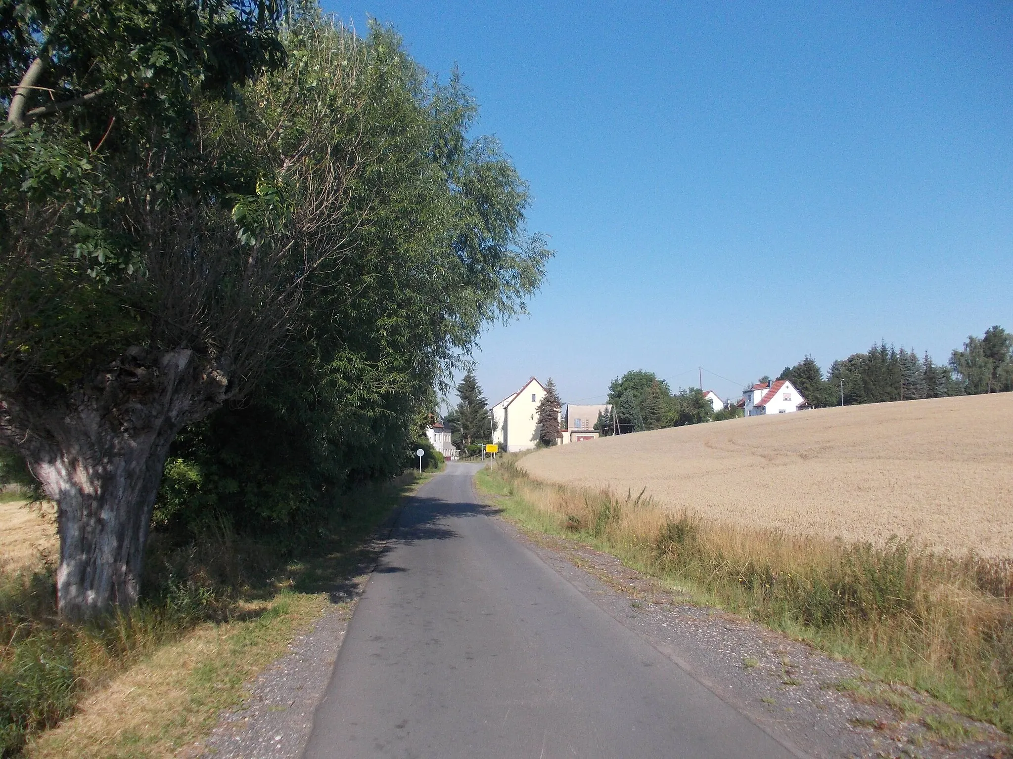 Photo showing: Entrance to the village of Nissma (Elsteraue, district: Burgenlandkreis, Saxony-Anhalt)