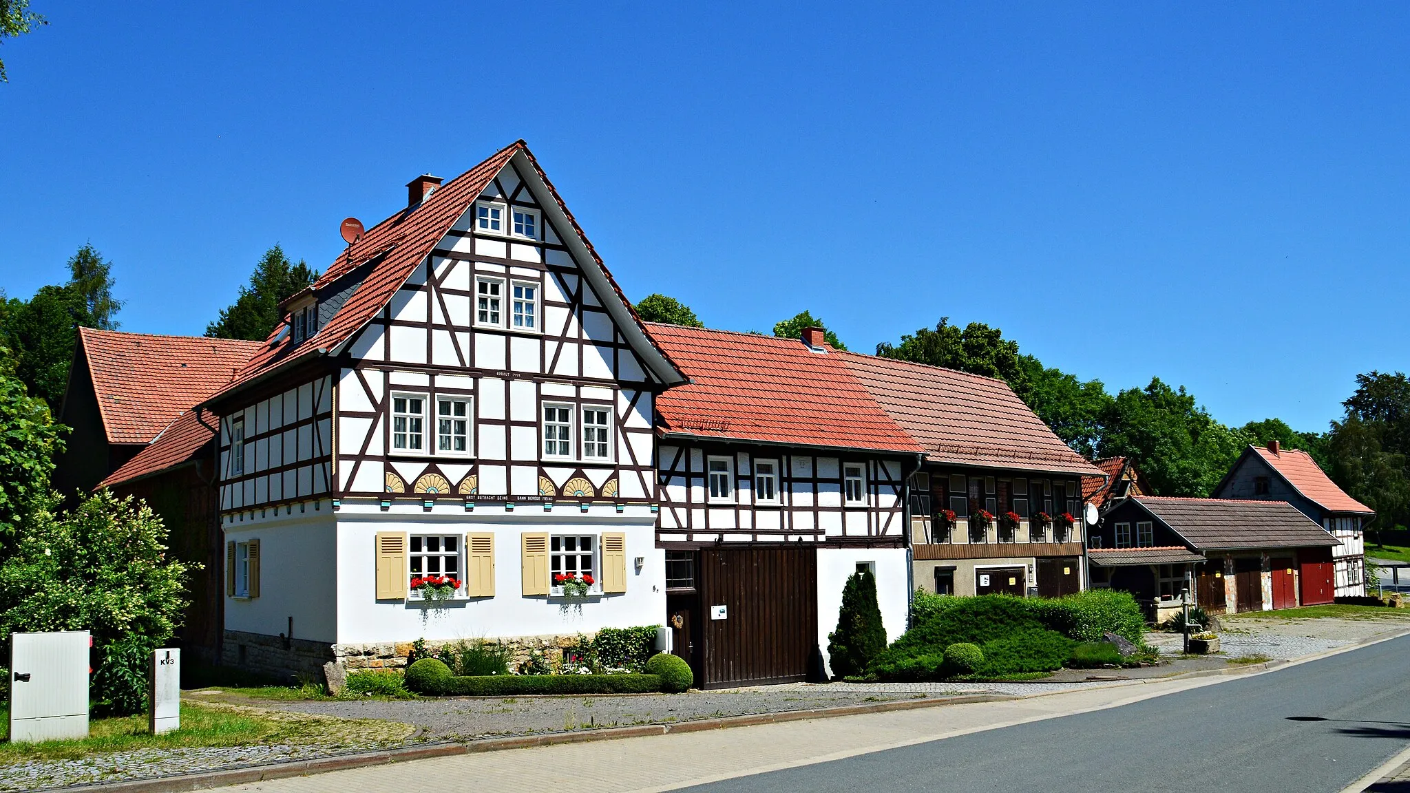 Photo showing: Friedrichsrode ist ein Ortsteil der Gemeinde Helbedündorf im Kyffhäuserkreis in Thüringen. Der Ort  liegt mitten in ausgedehnten Buchenwäldern des Dün nahe dem Helbetal. Friedrichsrode ist ein vergleichsweise junges Dorf. Es wurde von König Friedrich I. gegründet und im Jahr 1706 erstmals urkundlich erwähnt.