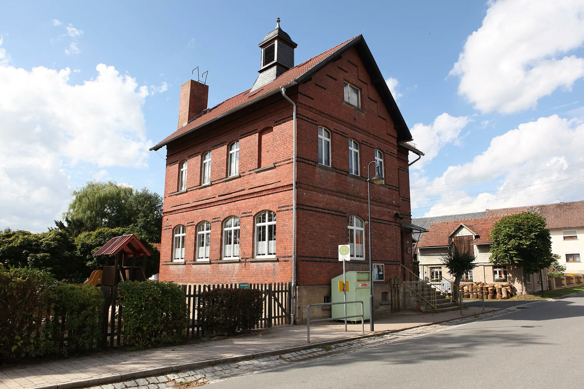 Photo showing: Alte Schule in Sichelreuth, OT von Neuhaus-Schierschnitz