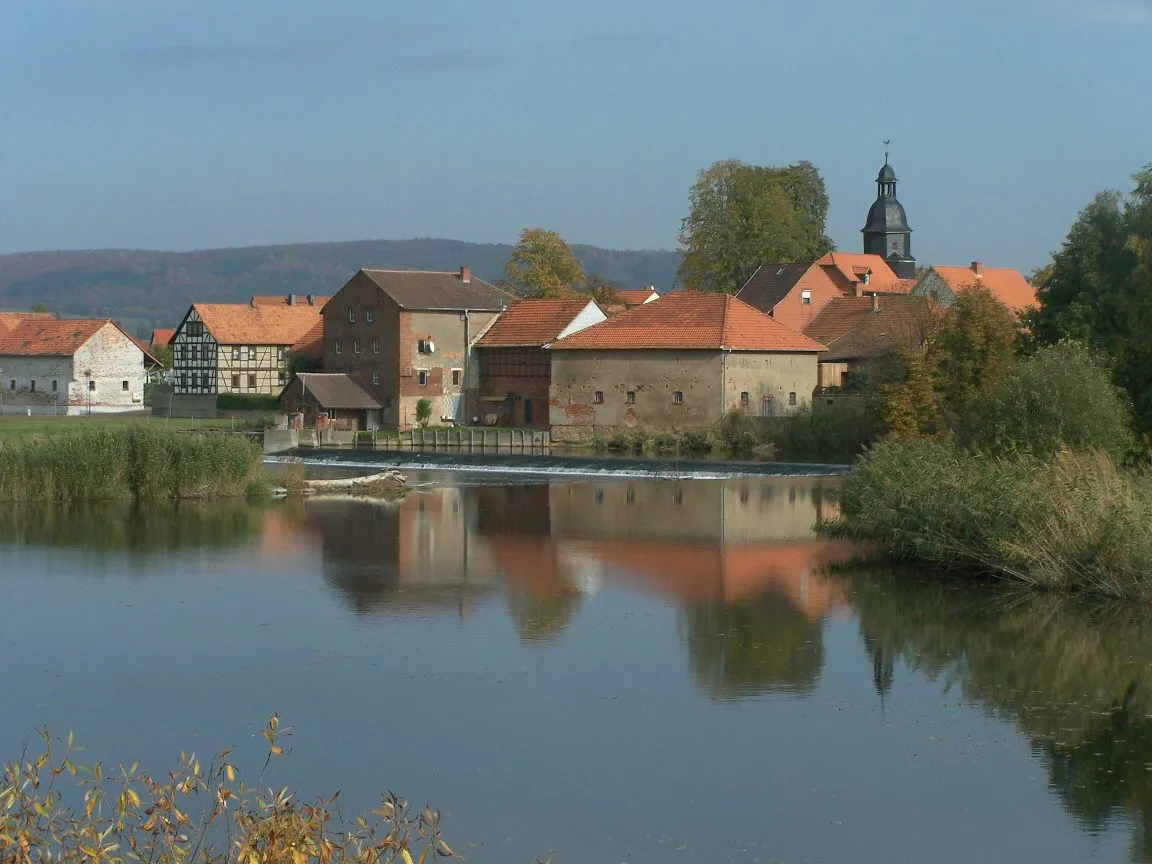 Photo showing: Blick zur Ortslage Sallmannshausen, in Bildmitte die Werramühle und das Wehr.