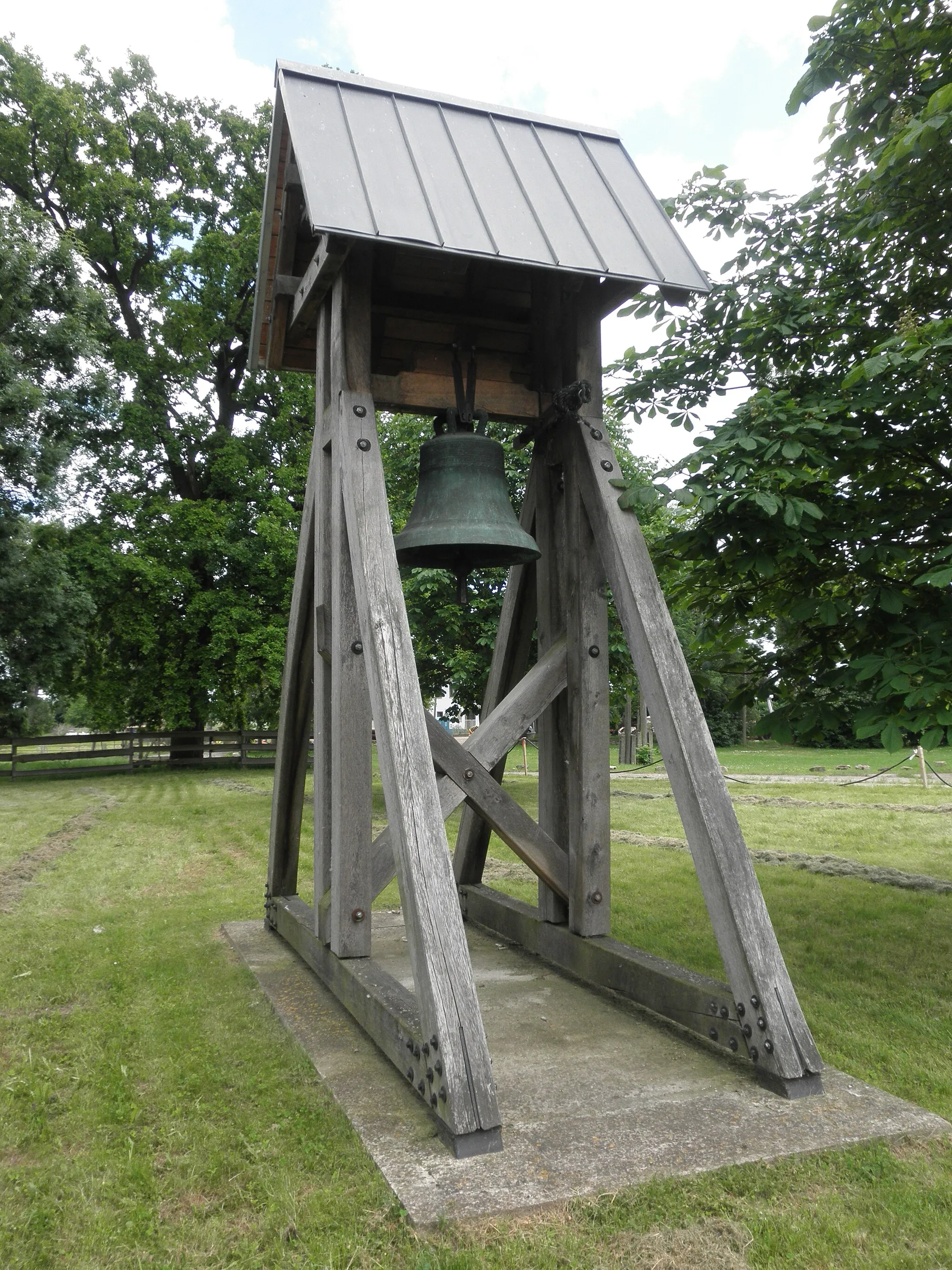 Photo showing: Bell of the Church in Vehra, which was destroyd in the 1970th