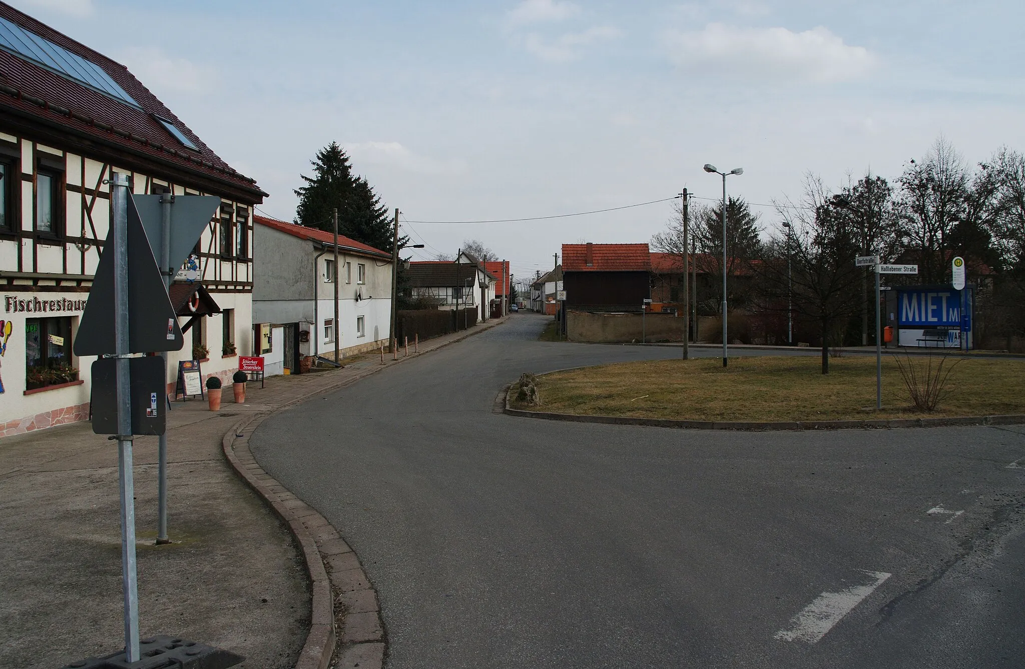 Photo showing: Ortseinfahrt von Vehra von der B 4 kommend.