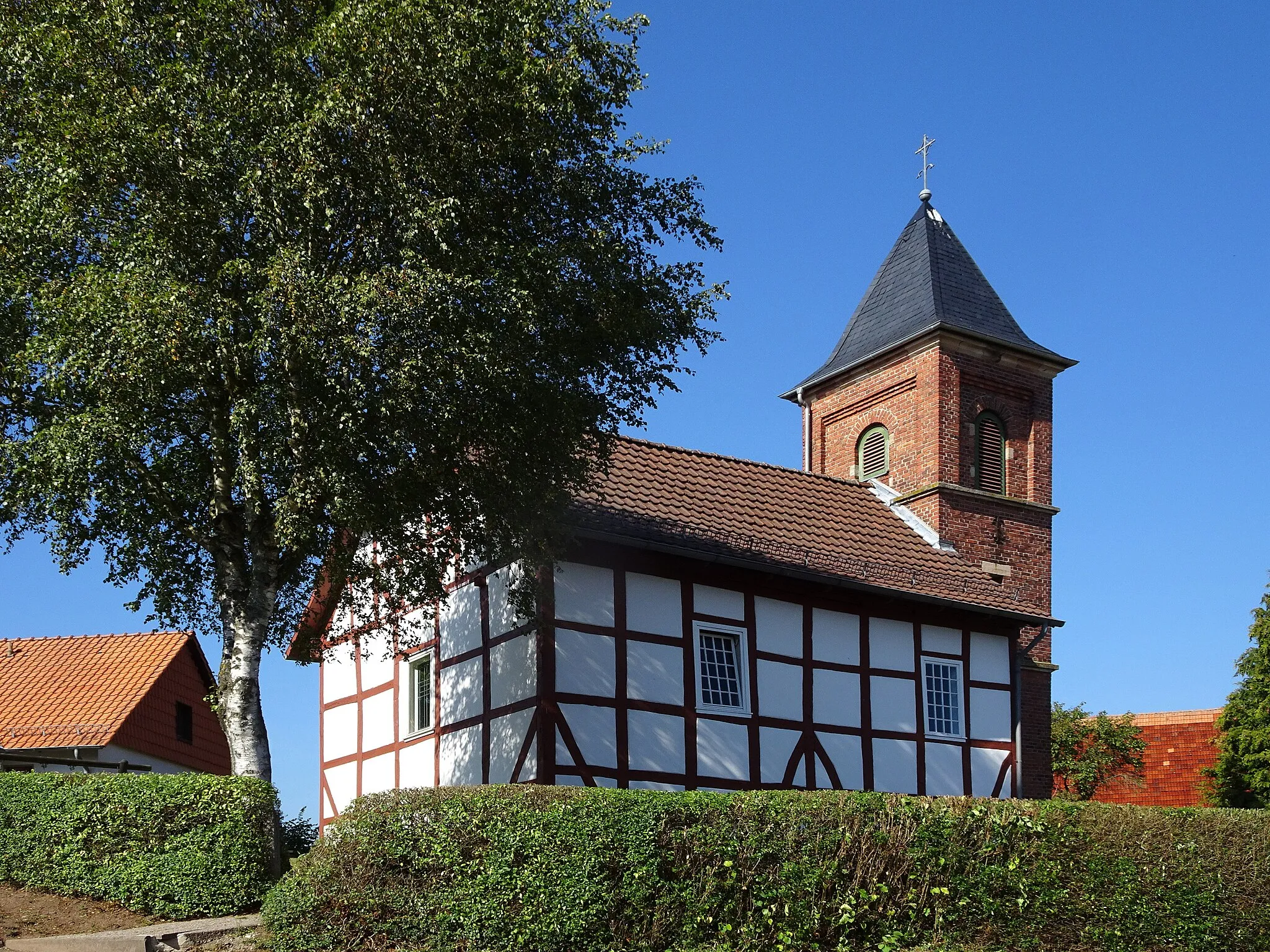 Photo showing: Die evangelische Kirche in Wölfterode.
Wölfterode ist ein Stadtteil von Sontra im nordhessischen Werra-Meißner-Kreis.
"Ins Jahr 1715 datierte kleine Dorfkirche in konstruktiver Fachwerkkonfiguration über einem massiven Sockel. Dem Schiff ist ein im Jahr 1900 fertiggestellter, dreigeschossiger Turm aus Backsteinmauerwerk vorgelagert, dessen Glockengeschoß sich in rundbogigen Schallarkaden öffnet."
Text aus: Denkmaltopographie Bundesrepublik Deutschland, Kulturdenkmäler in Hessen.
Werra-Meißner-Kreis I, Altkreis Eschwege.

Peer Zietz, Thomas Wiegand, Braunschweig: Vieweg Verlag, 1991, ISBN 3-528-06240-1.