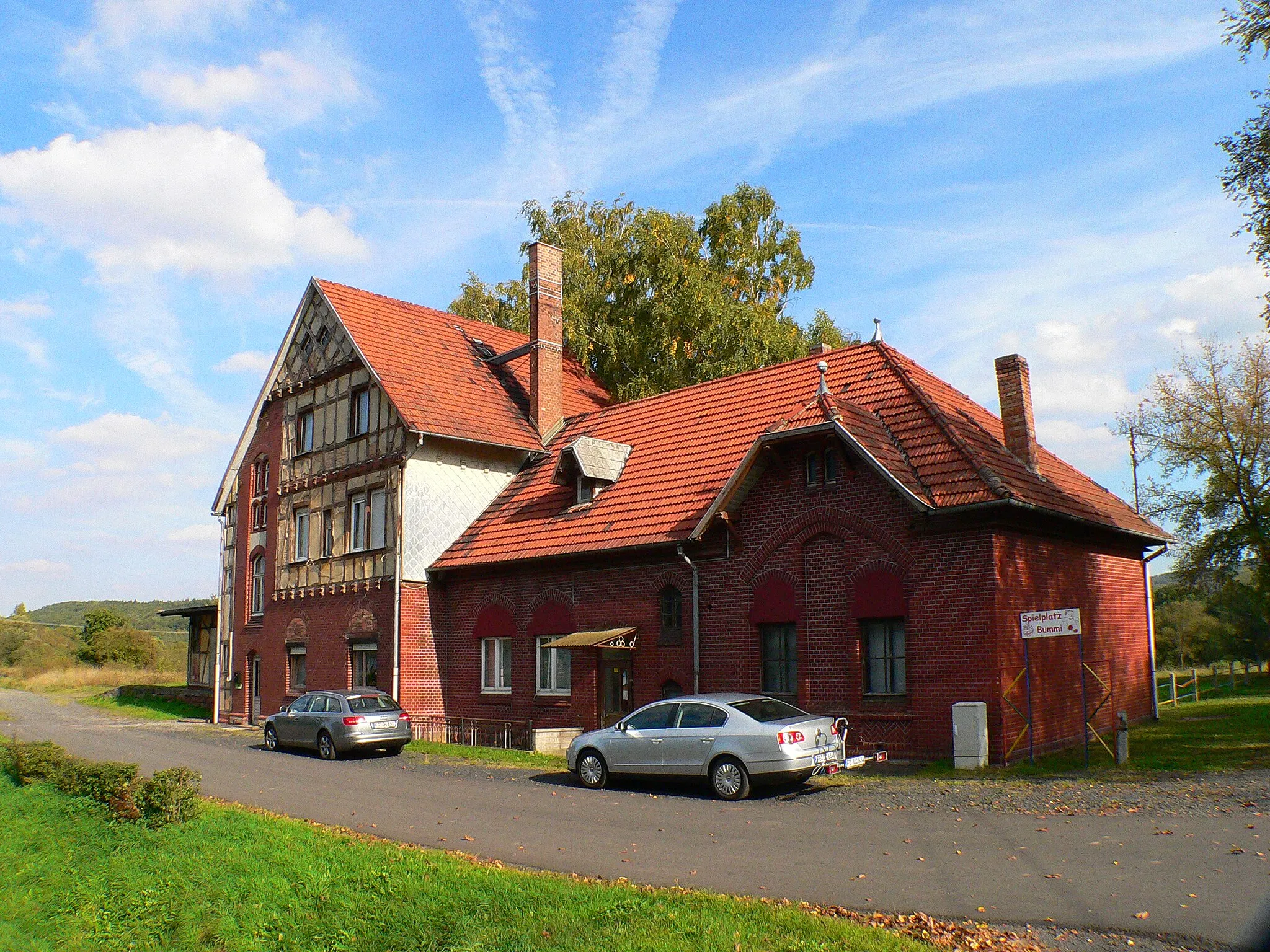 Photo showing: Bahnhof Wenigentaft. Schnittpunkt der ehemaligen Rhön-Bahnstrecken „Hünfeld-Wenigentaft“, „Ulstertalbahn“ (Vacha-Hilders) und  „Wenigentaft-Oechsen“.